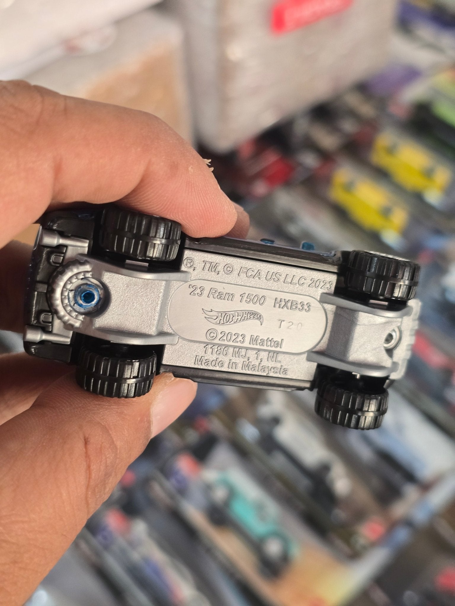 Hot Wheels 2023 Dodge RAM 1500 - Blue (Uncarded) - Kinder Logs