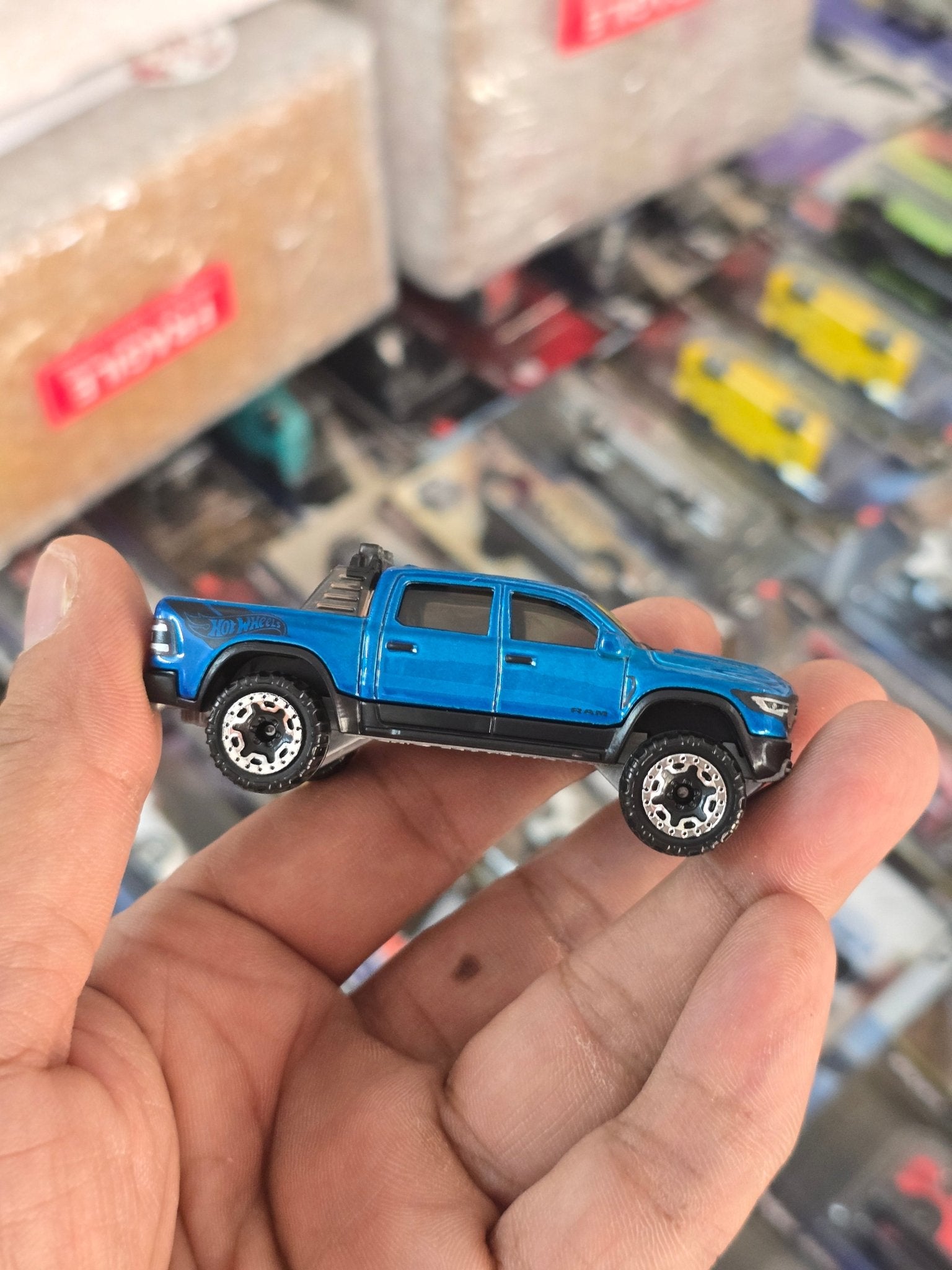 Hot Wheels 2023 Dodge RAM 1500 - Blue (Uncarded) - Kinder Logs