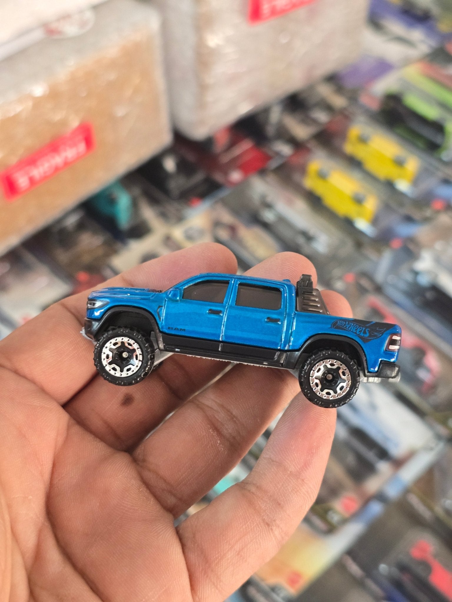 Hot Wheels 2023 Dodge RAM 1500 - Blue (Uncarded) - Kinder Logs