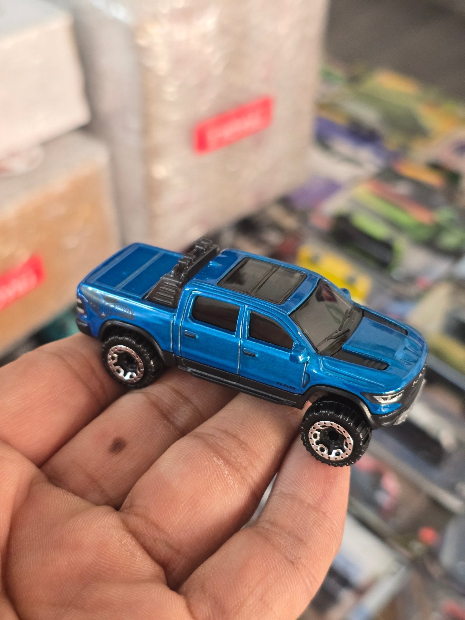 Hot Wheels 2023 Dodge RAM 1500 - Blue (Uncarded) - Kinder Logs