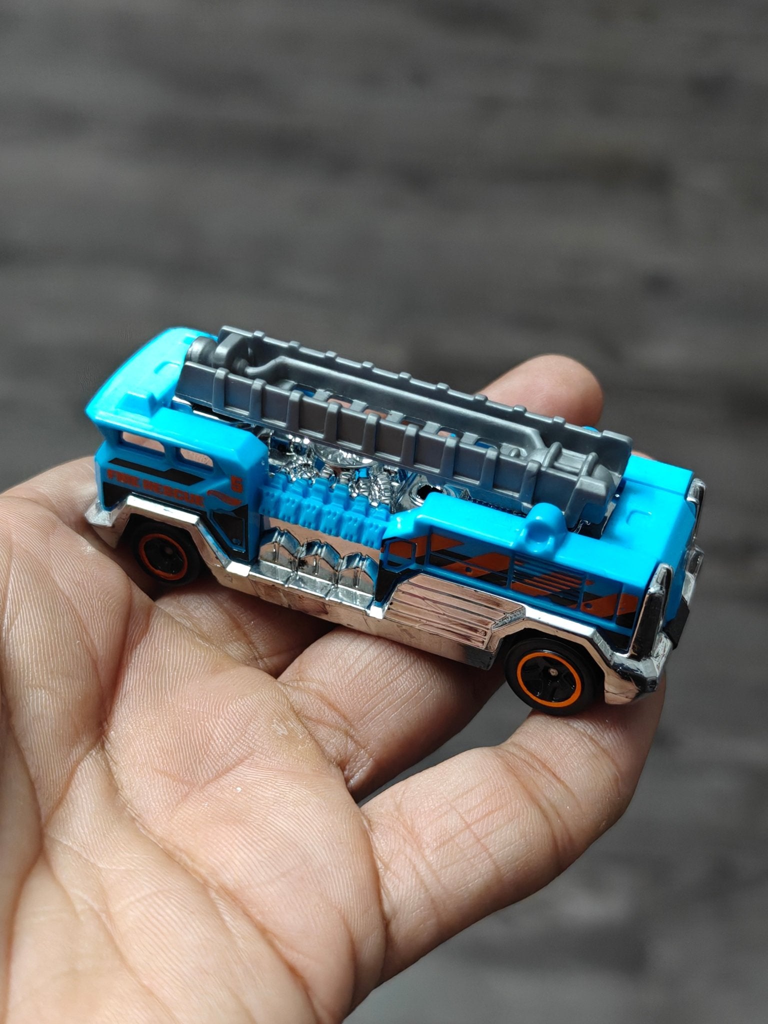 Hot Wheels 5 Alarm Fire Truck (Uncarded - New) - Kinder Logs