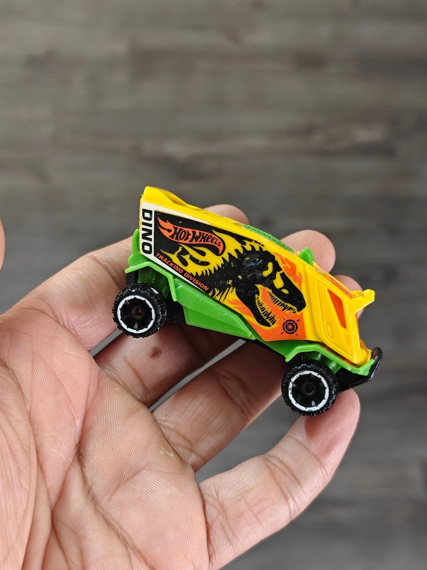 Hot Wheels Aero Pod Dino Car (Pre - Owned Car) - Kinder Logs
