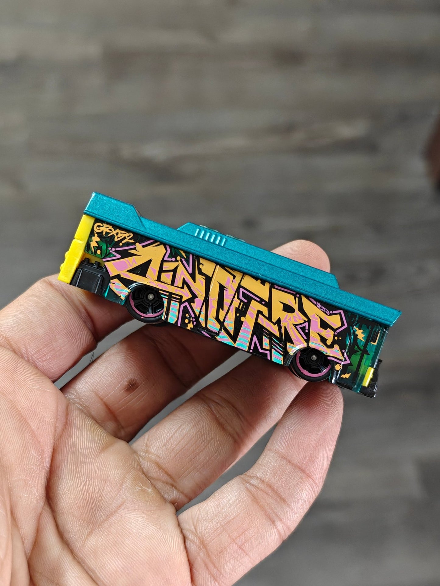 Hot Wheels Ain't Fare Bus 2025 (Uncarded - New) - Kinder Logs