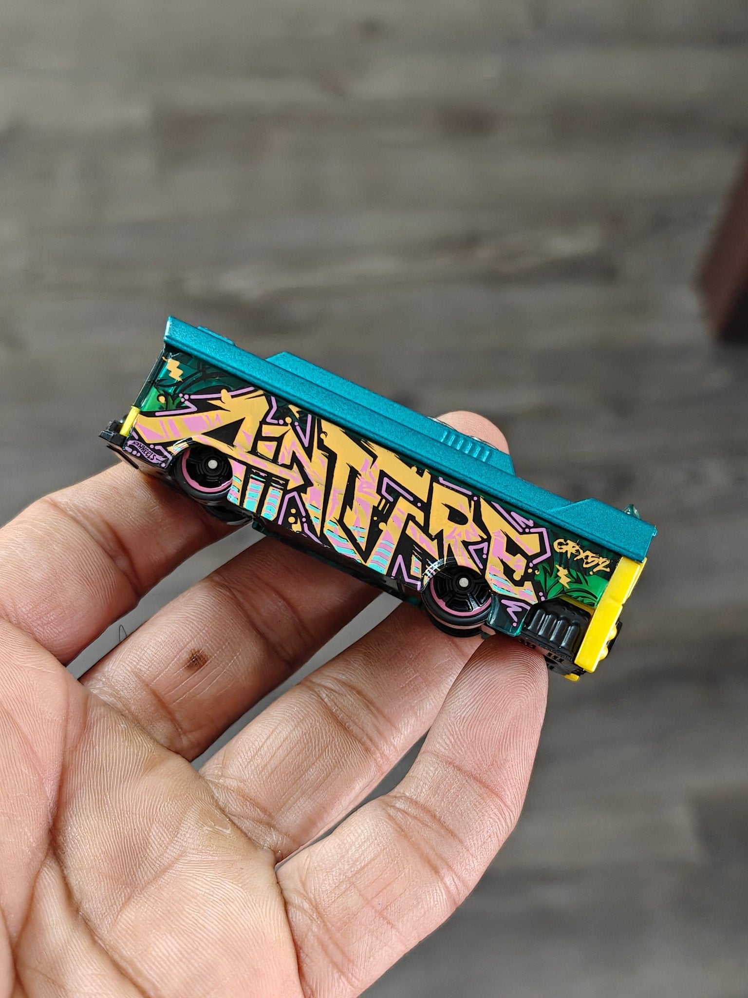 Hot Wheels Ain't Fare Bus 2025 (Uncarded - New) - Kinder Logs