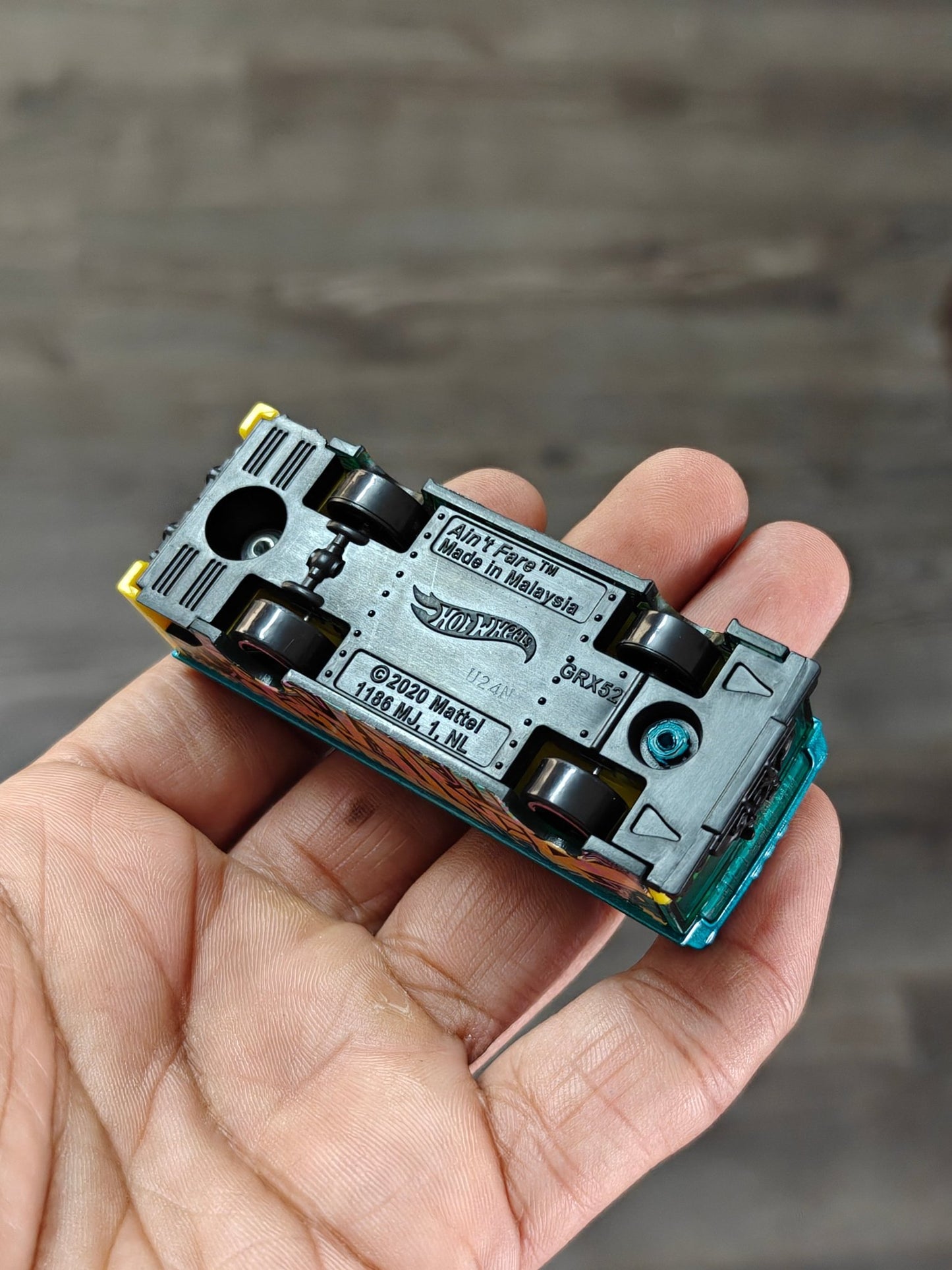 Hot Wheels Ain't Fare Bus 2025 (Uncarded - New) - Kinder Logs