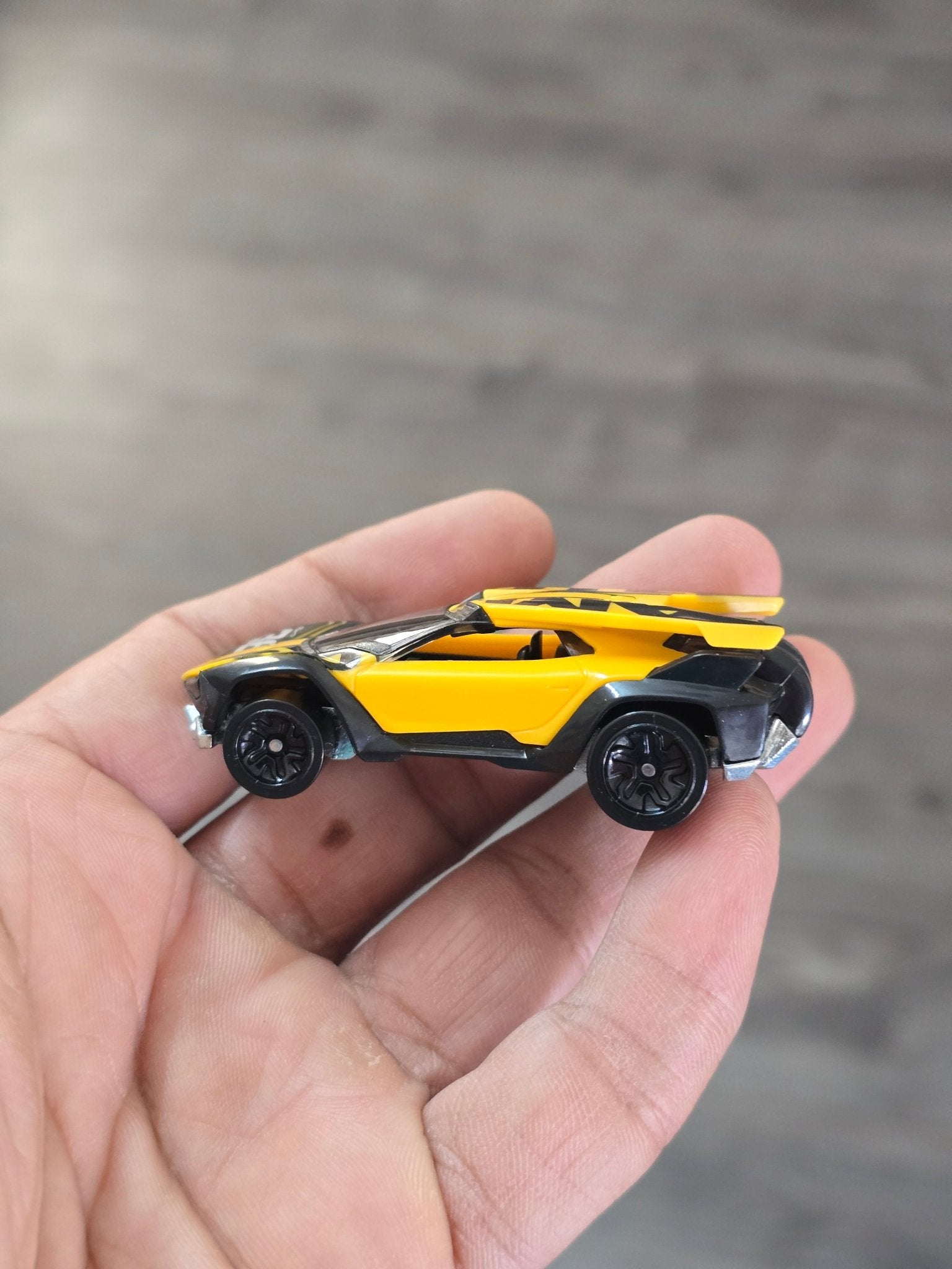 Hot Wheels Amaru GTC - Yellow - With Metal Base (Uncarded - New) - Kinder Logs