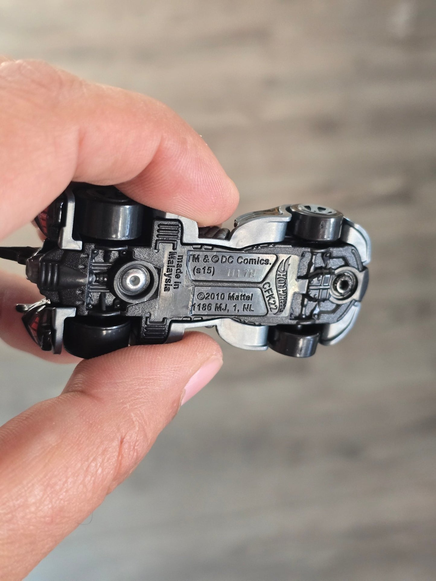 Hot Wheels Arkham Asylum Batmobile 2025 (Uncarded - New) - Kinder Logs