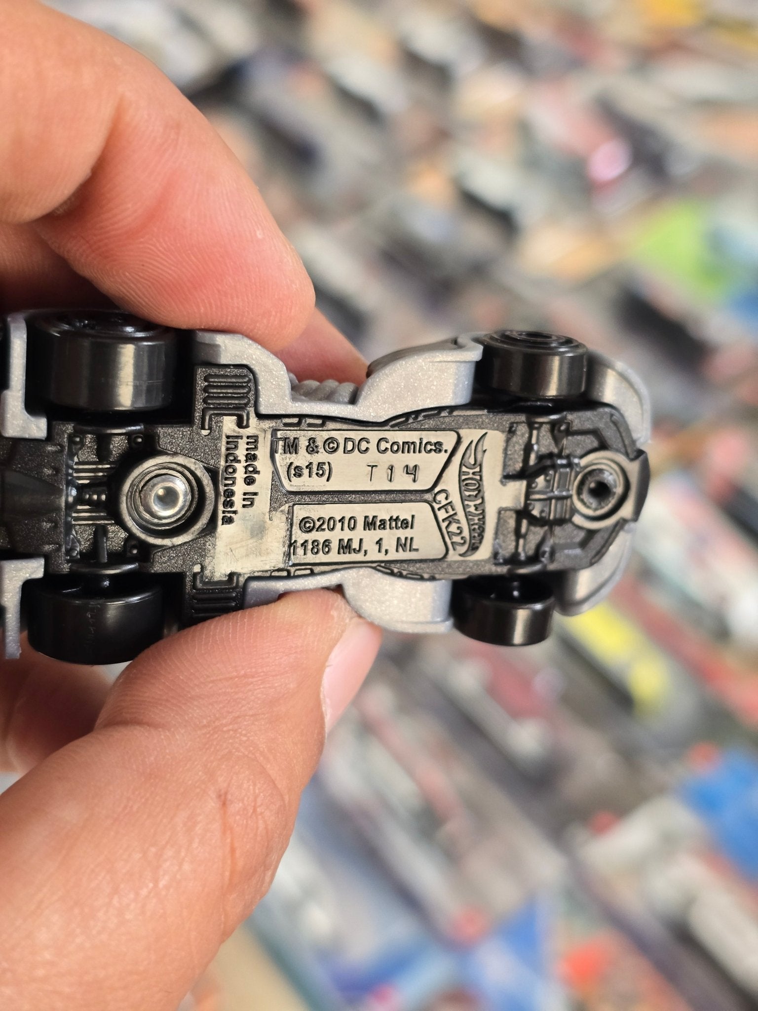 Hot Wheels Arkham Asylum Batmobile (Uncarded) - Kinder Logs