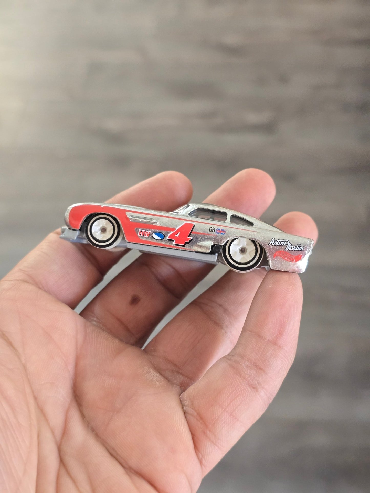 Hot Wheels Aston Martin DB4GT High - Speed Edition (Uncarded - New) - Kinder Logs