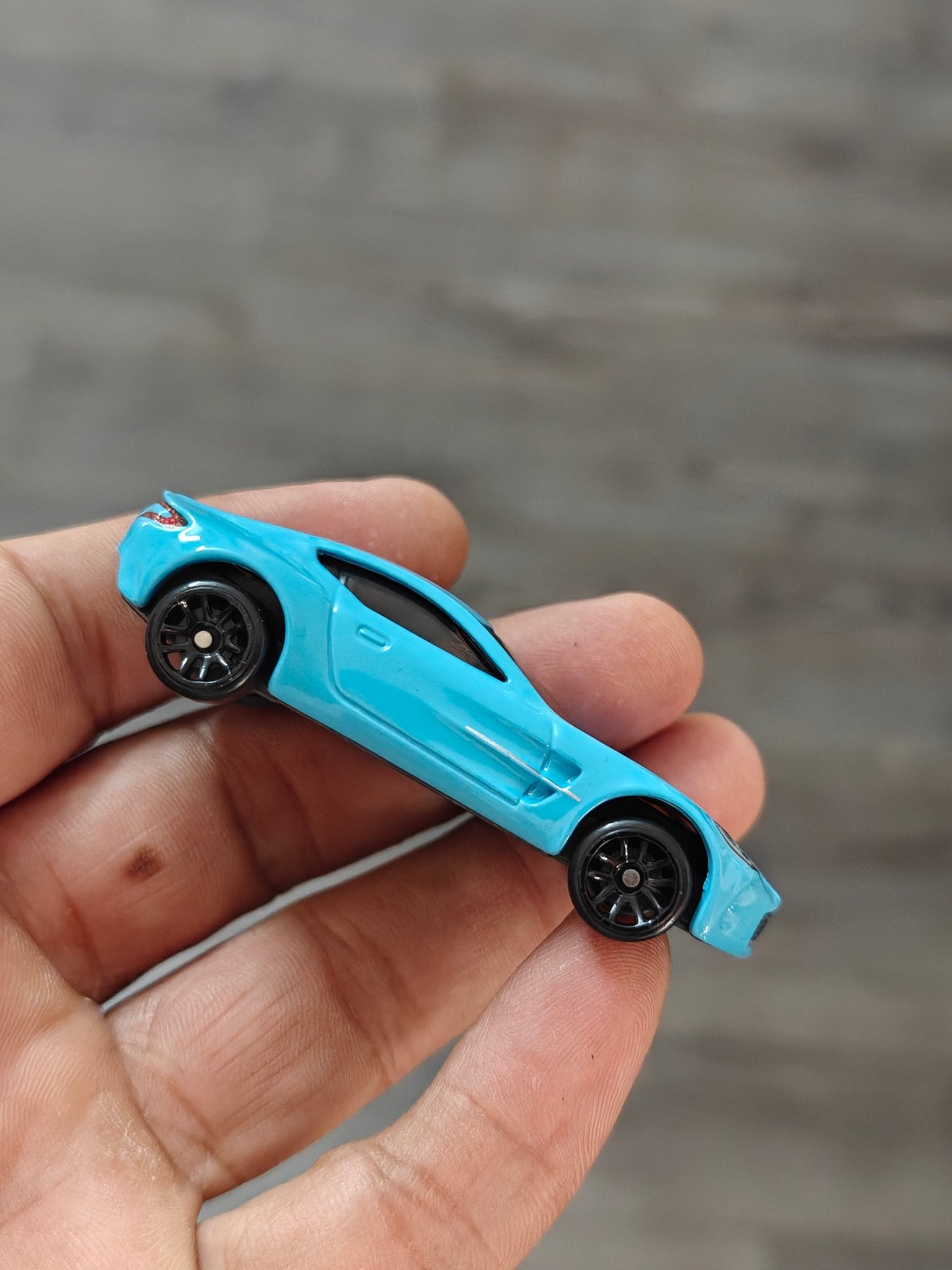 Hot Wheels Aston Martin One - 77 - Blue (Uncarded - New) - Kinder Logs