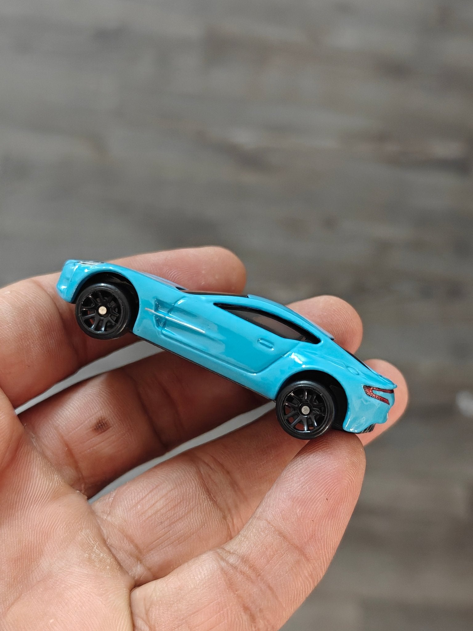 Hot Wheels Aston Martin One - 77 - Blue (Uncarded - New) - Kinder Logs