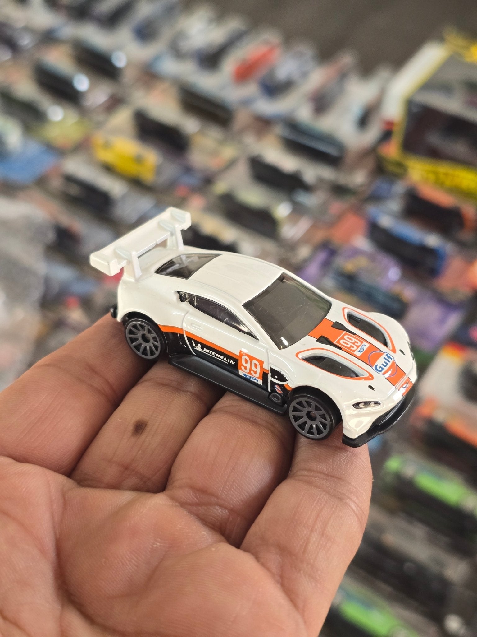 Hot Wheels Aston Martin Vantage GTE Gulf (Uncarded) - Kinder Logs