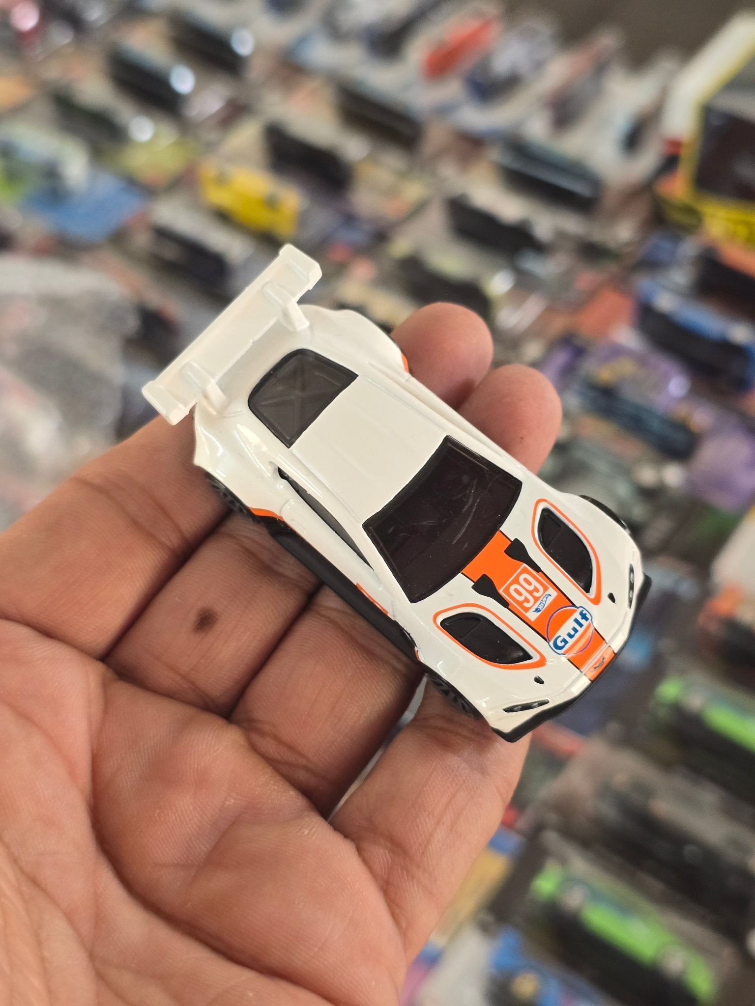 Hot Wheels Aston Martin Vantage GTE Gulf (Uncarded) - Kinder Logs