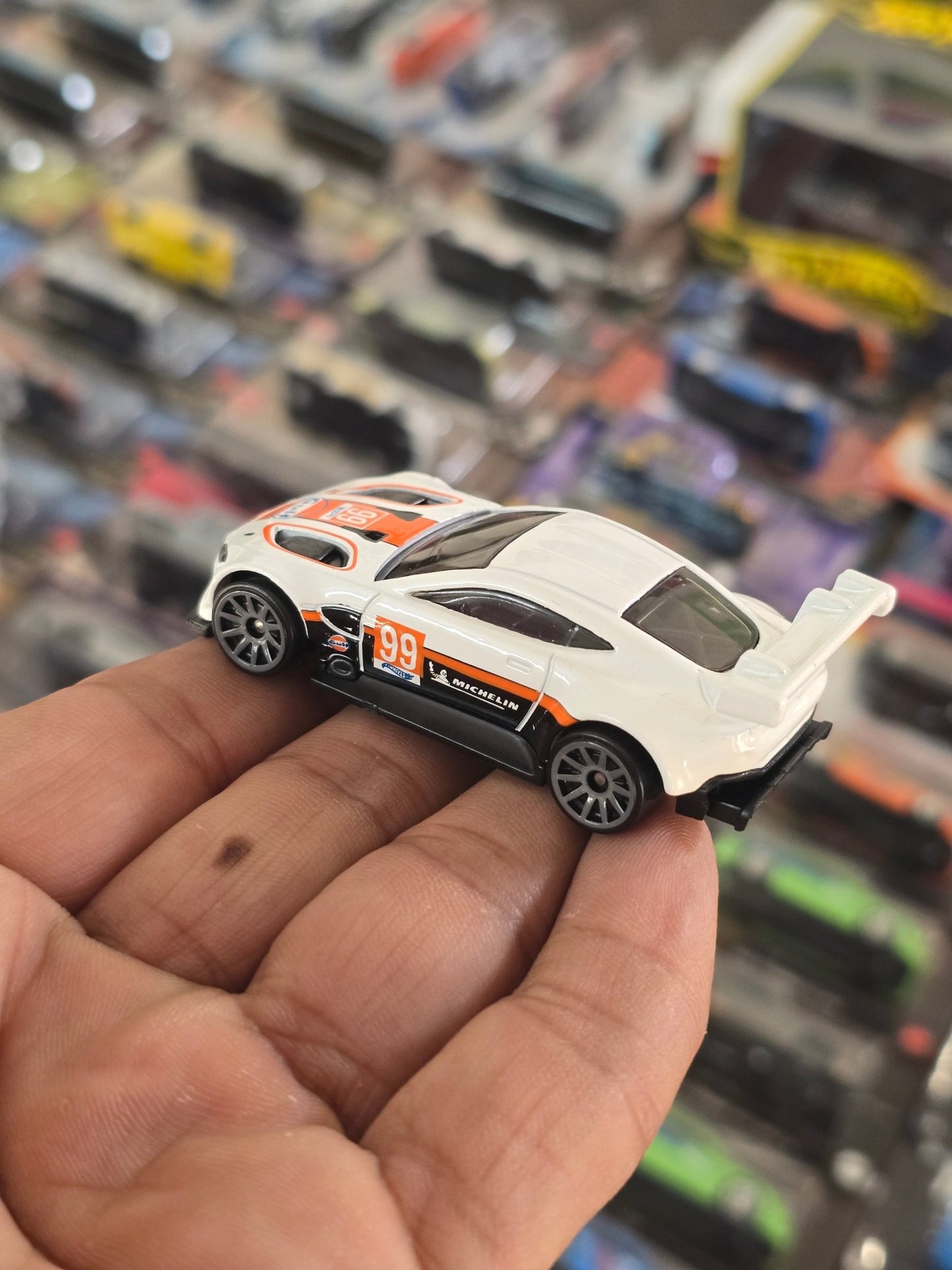 Hot Wheels Aston Martin Vantage GTE Gulf (Uncarded) - Kinder Logs