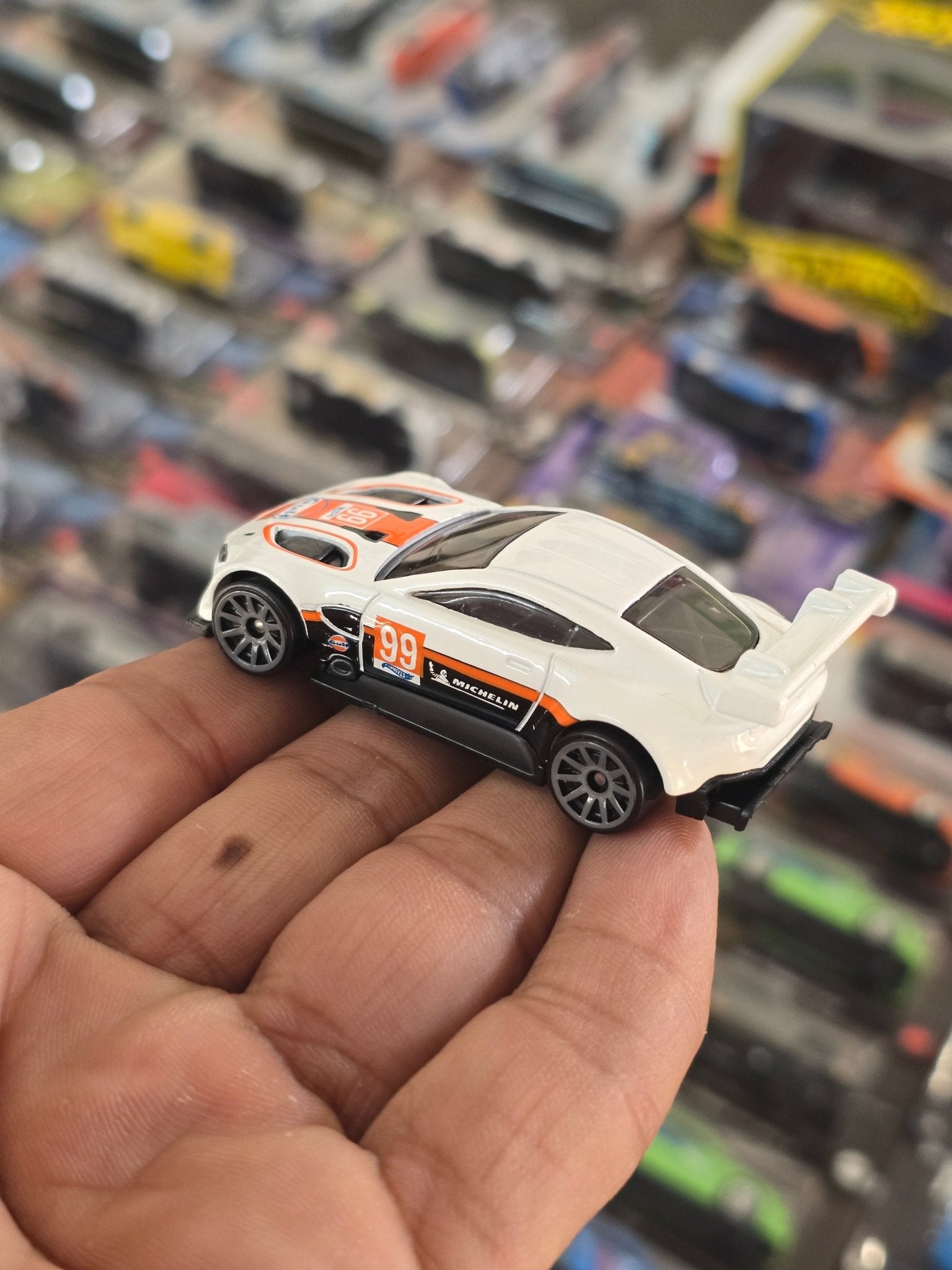 Hot Wheels Aston Martin Vantage GTE Gulf (Uncarded) - Kinder Logs