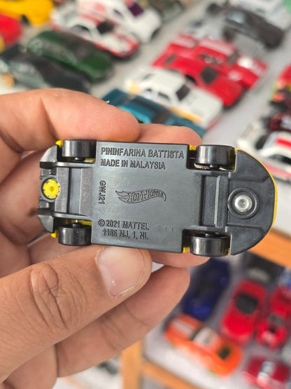 Hot Wheels Automobili Pininfarina Battista - Yellow (Uncarded) - Kinder Logs