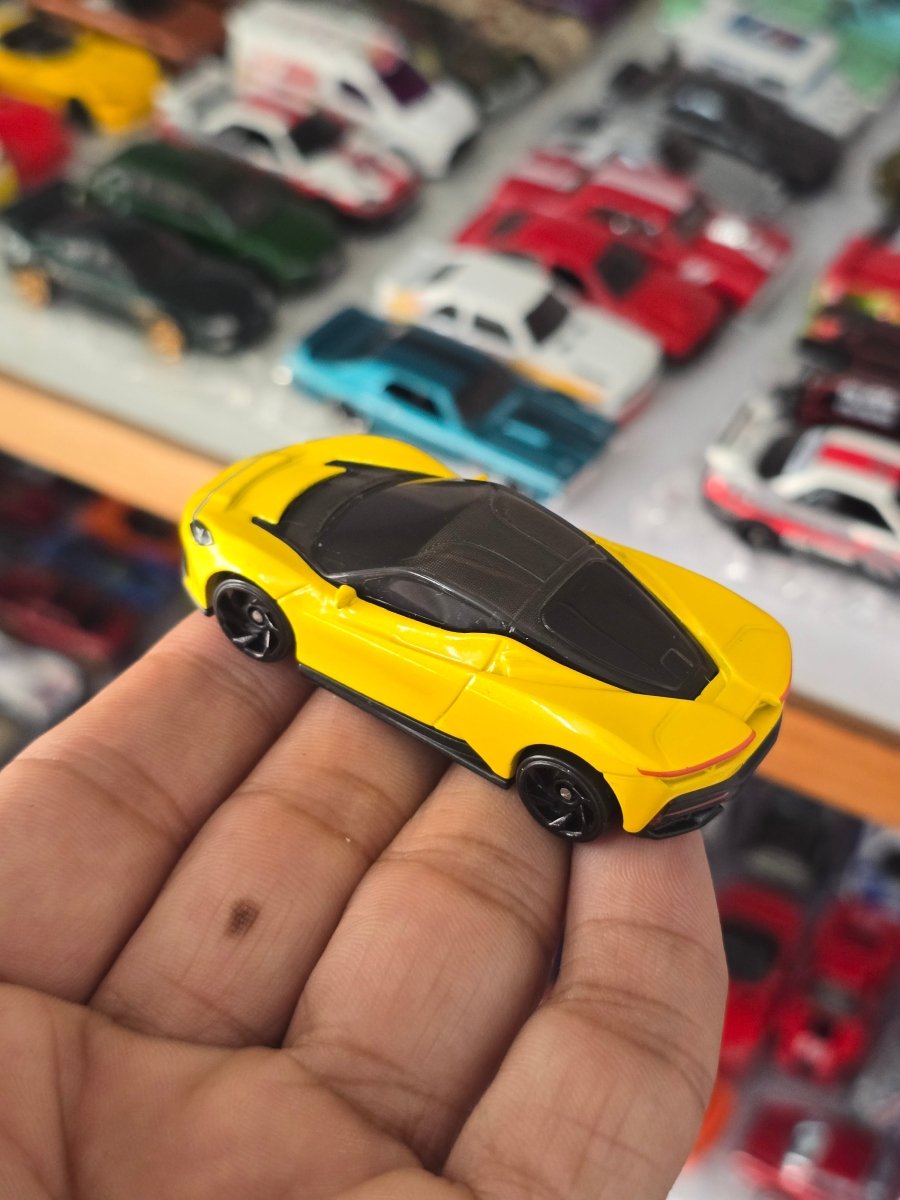 Hot Wheels Automobili Pininfarina Battista - Yellow (Uncarded) - Kinder Logs