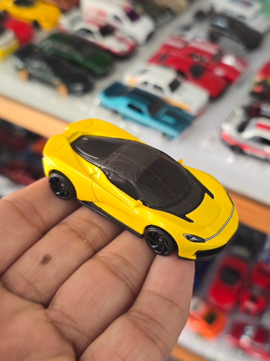 Hot Wheels Automobili Pininfarina Battista - Yellow (Uncarded) - Kinder Logs