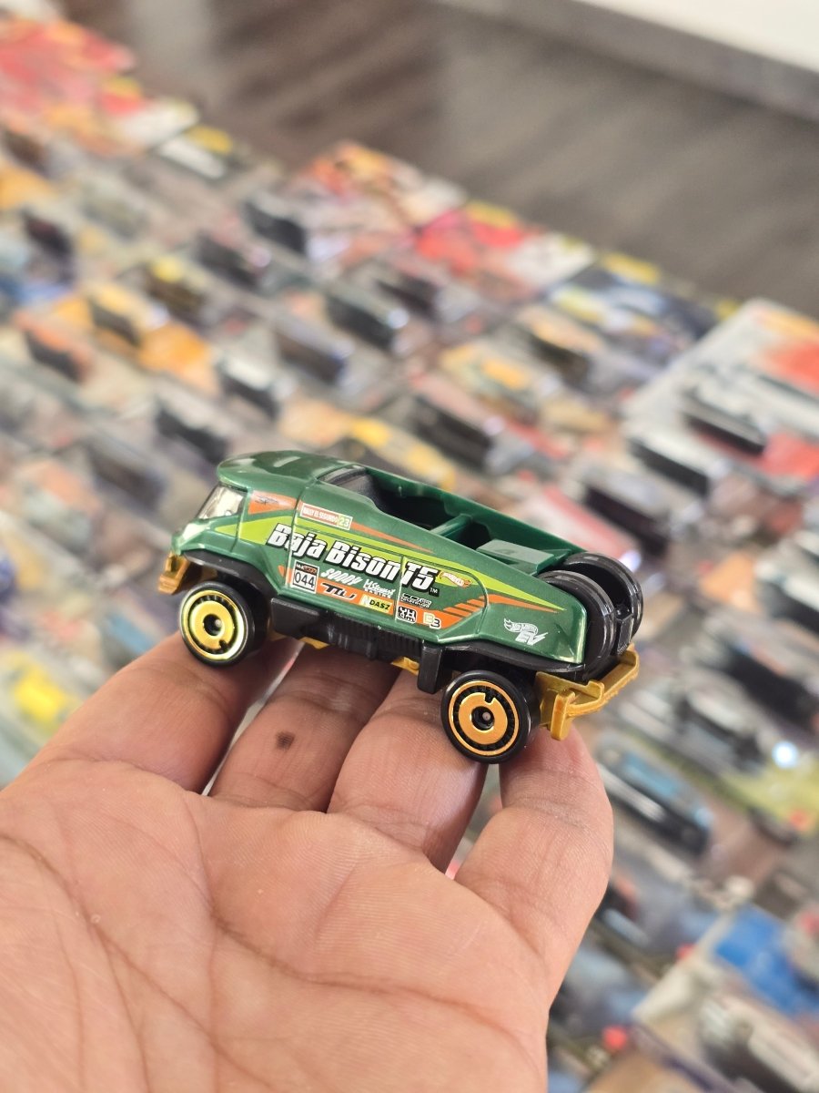 Hot Wheels Baja Bison T5 (Uncarded) - Kinder Logs
