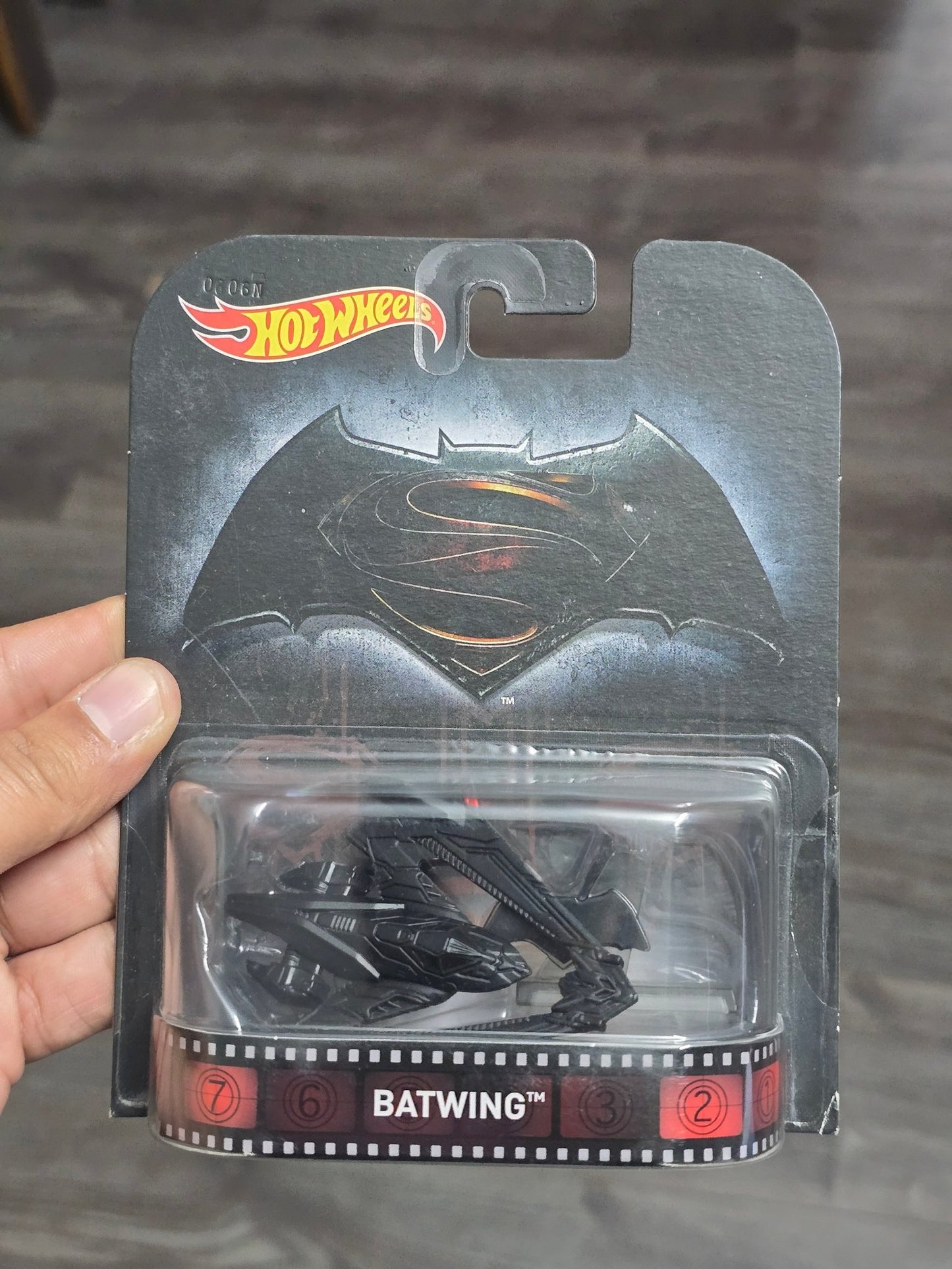 Hot Wheels Batman vs Superman Batwing (Rare Card) - Kinder Logs