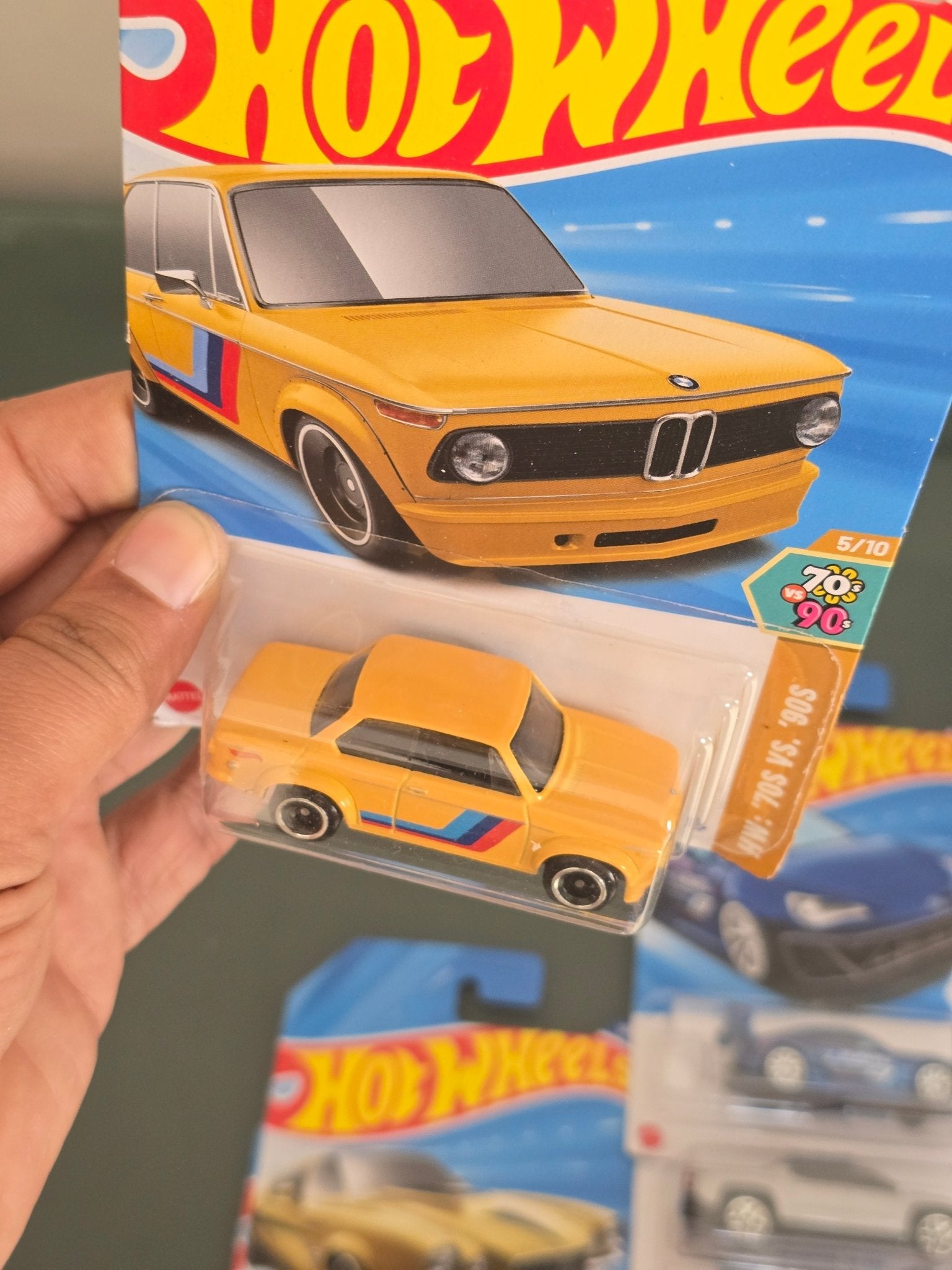 Hot Wheels BMW 2002 - Yellow (Imported) - Kinder Logs
