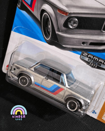 Hot Wheels BMW 2002 - ZAMAC 005 (2025) - Kinder Logs