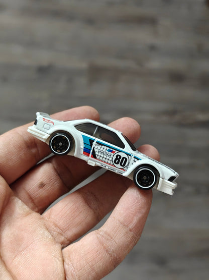 Hot Wheels BMW 635 CSi - White (Uncarded - New) - Kinder Logs