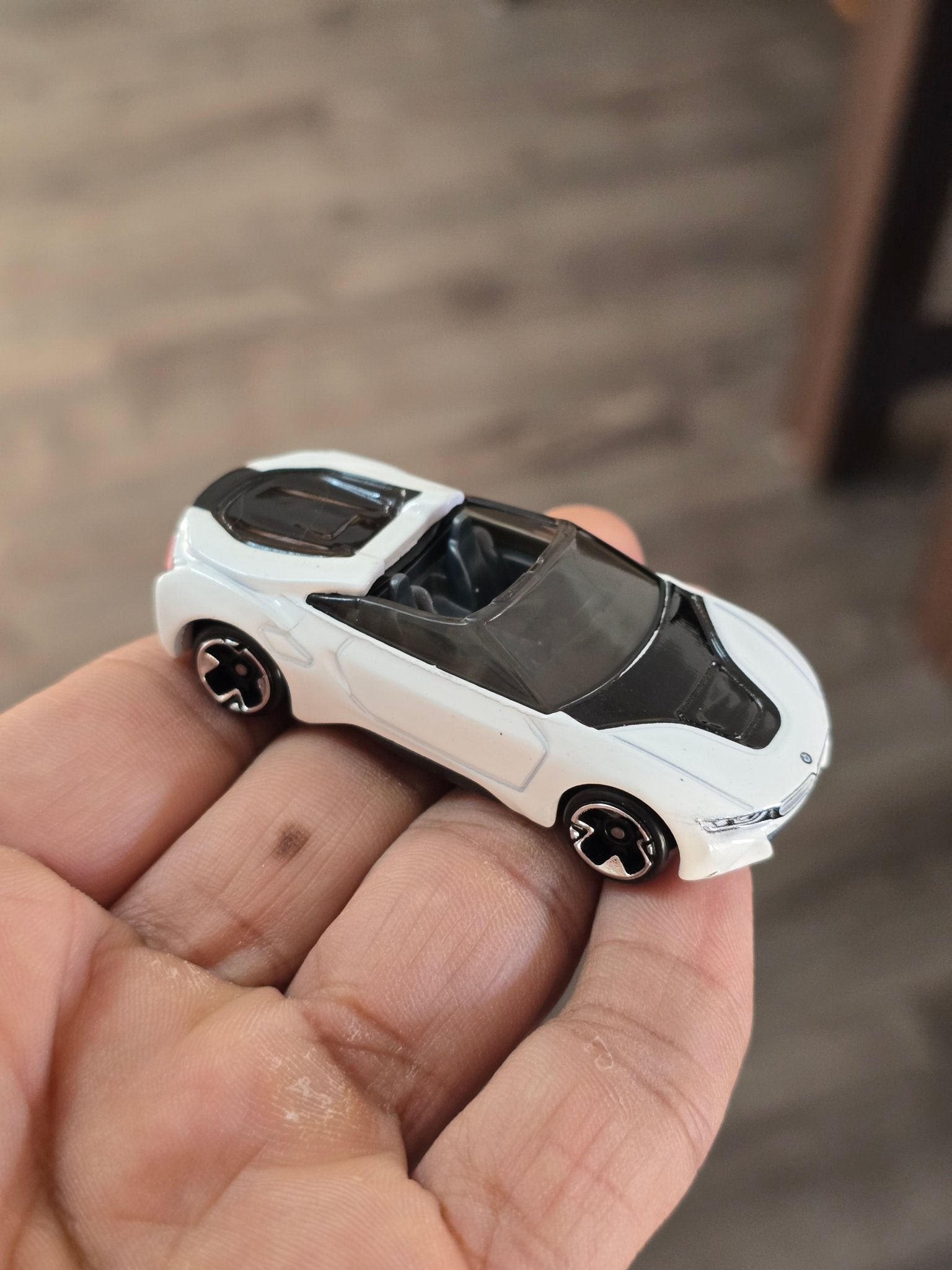 Hot Wheels BMW i8 Roadster - Hybrid Speed (Uncarded - New) - Kinder Logs