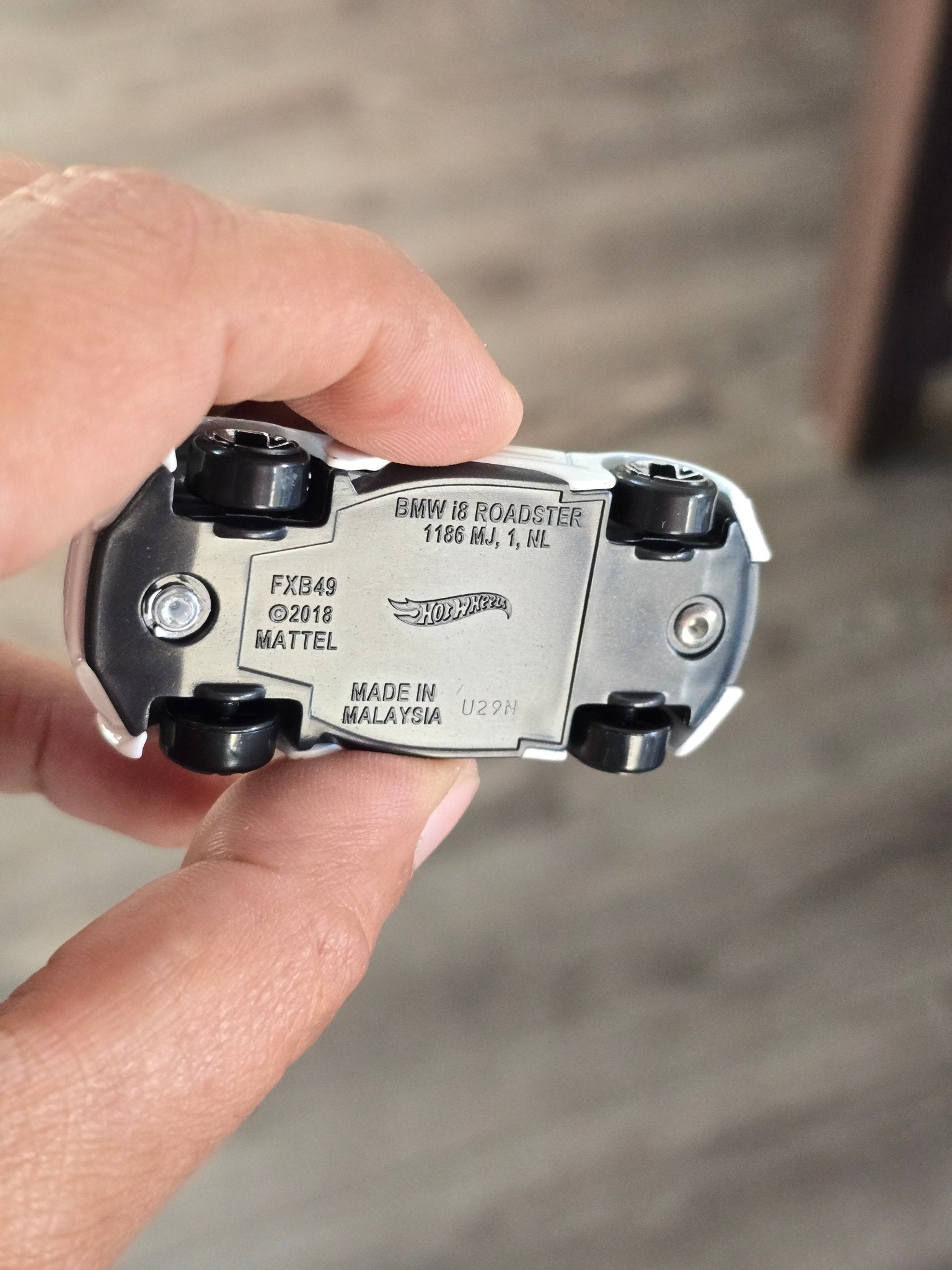 Hot Wheels BMW i8 Roadster - Hybrid Speed (Uncarded - New) - Kinder Logs