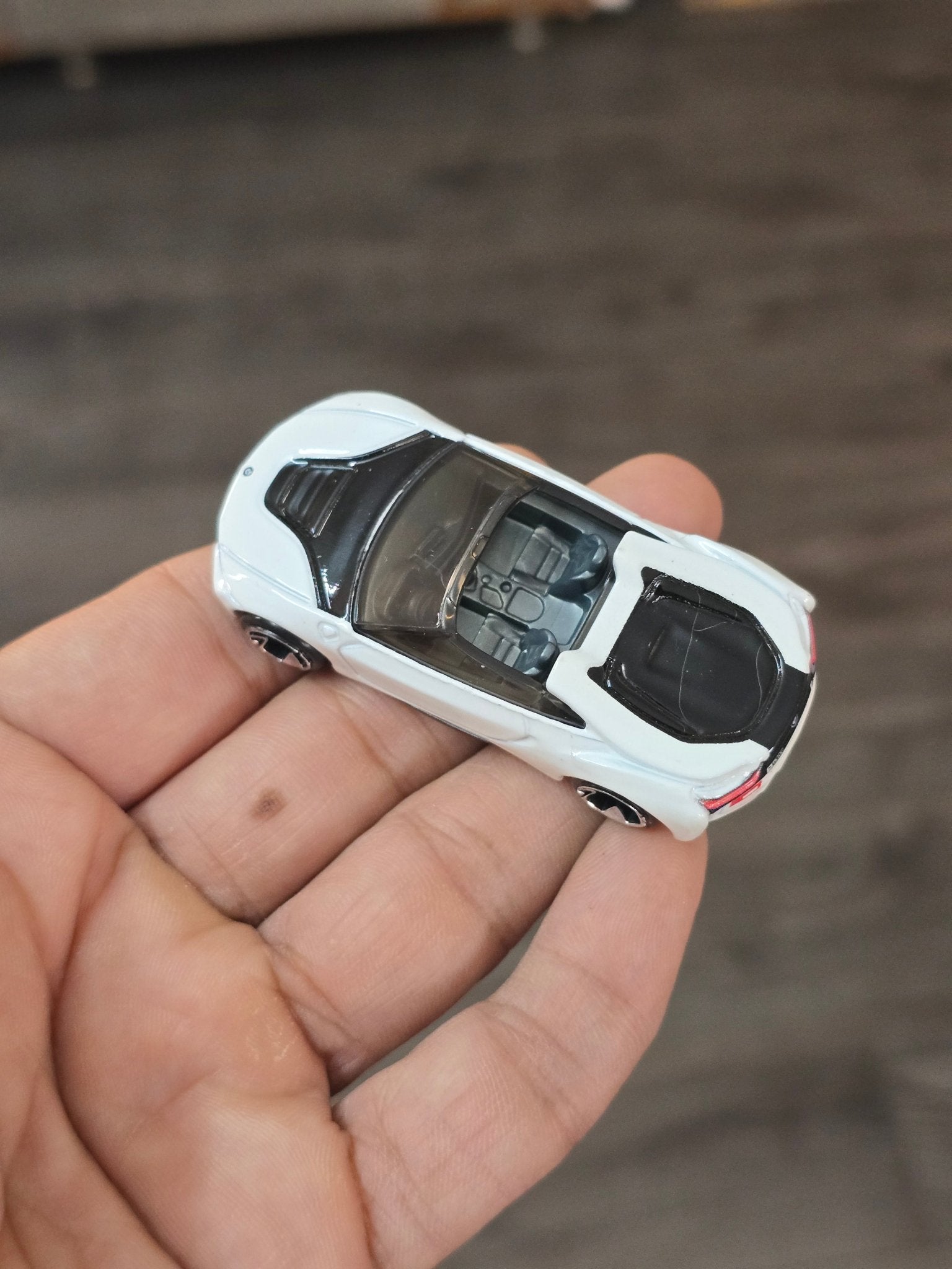 Hot Wheels BMW i8 Roadster - Hybrid Speed (Uncarded - New) - Kinder Logs