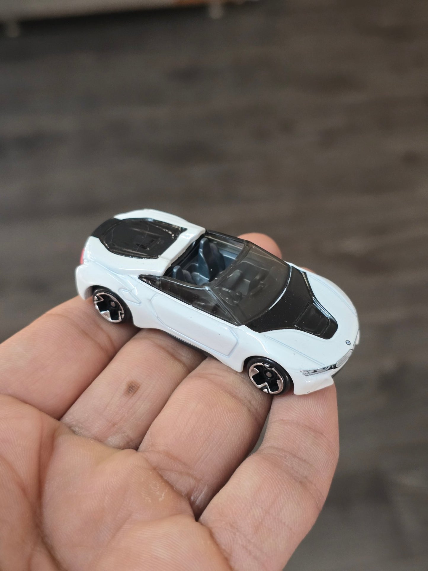 Hot Wheels BMW i8 Roadster - Hybrid Speed (Uncarded - New) - Kinder Logs