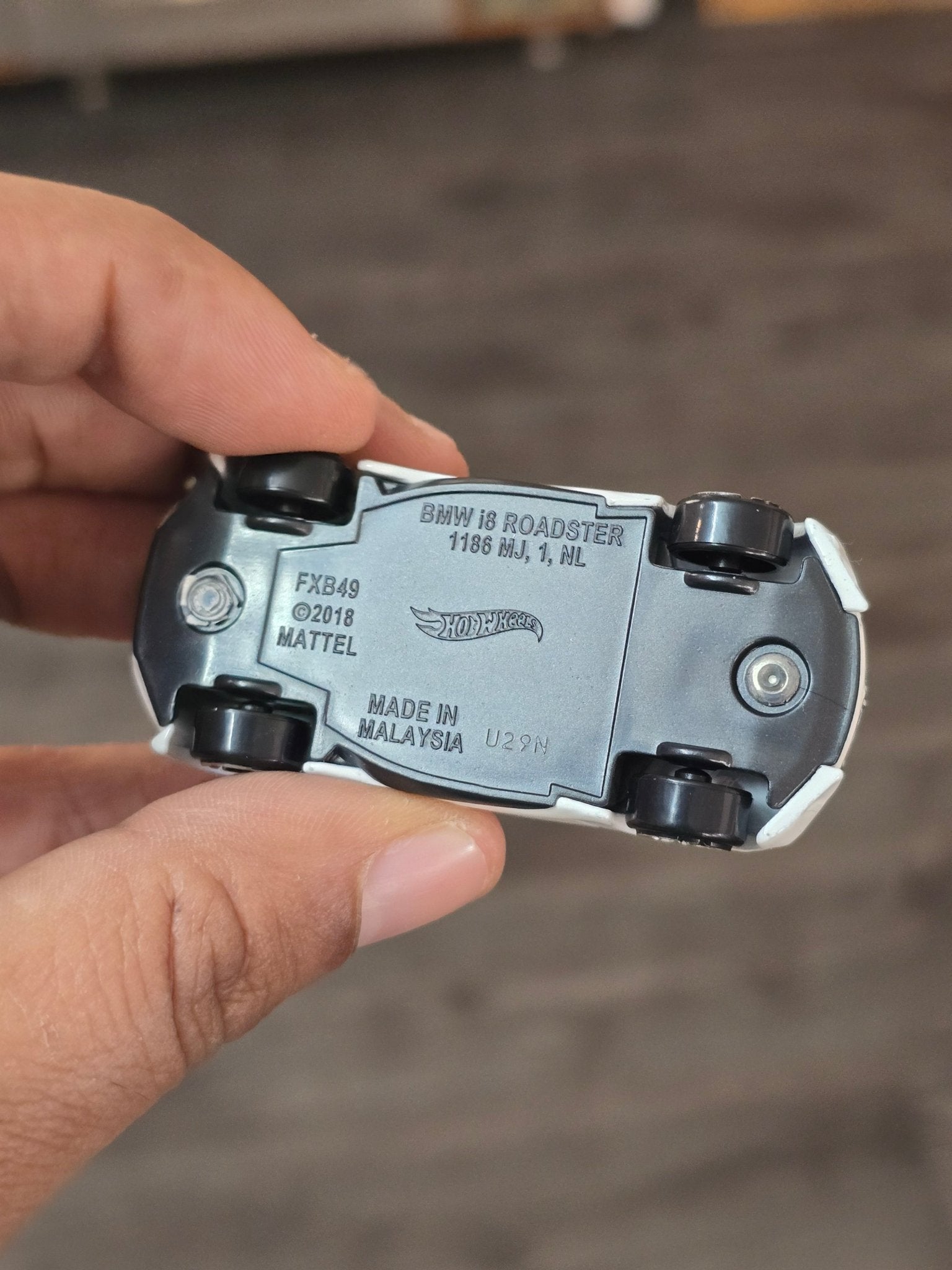 Hot Wheels BMW i8 Roadster - Hybrid Speed (Uncarded - New) - Kinder Logs