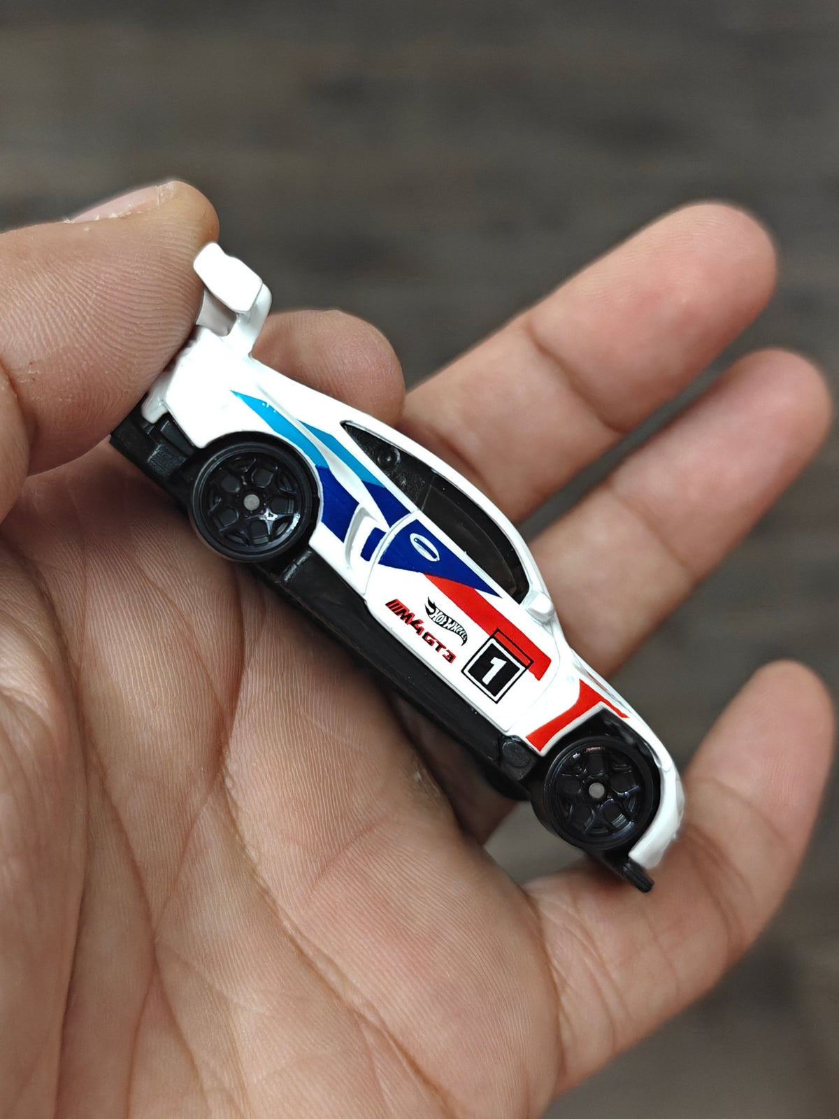 Hot Wheels BMW M4 GT3 - White (Uncarded - New) - Kinder Logs
