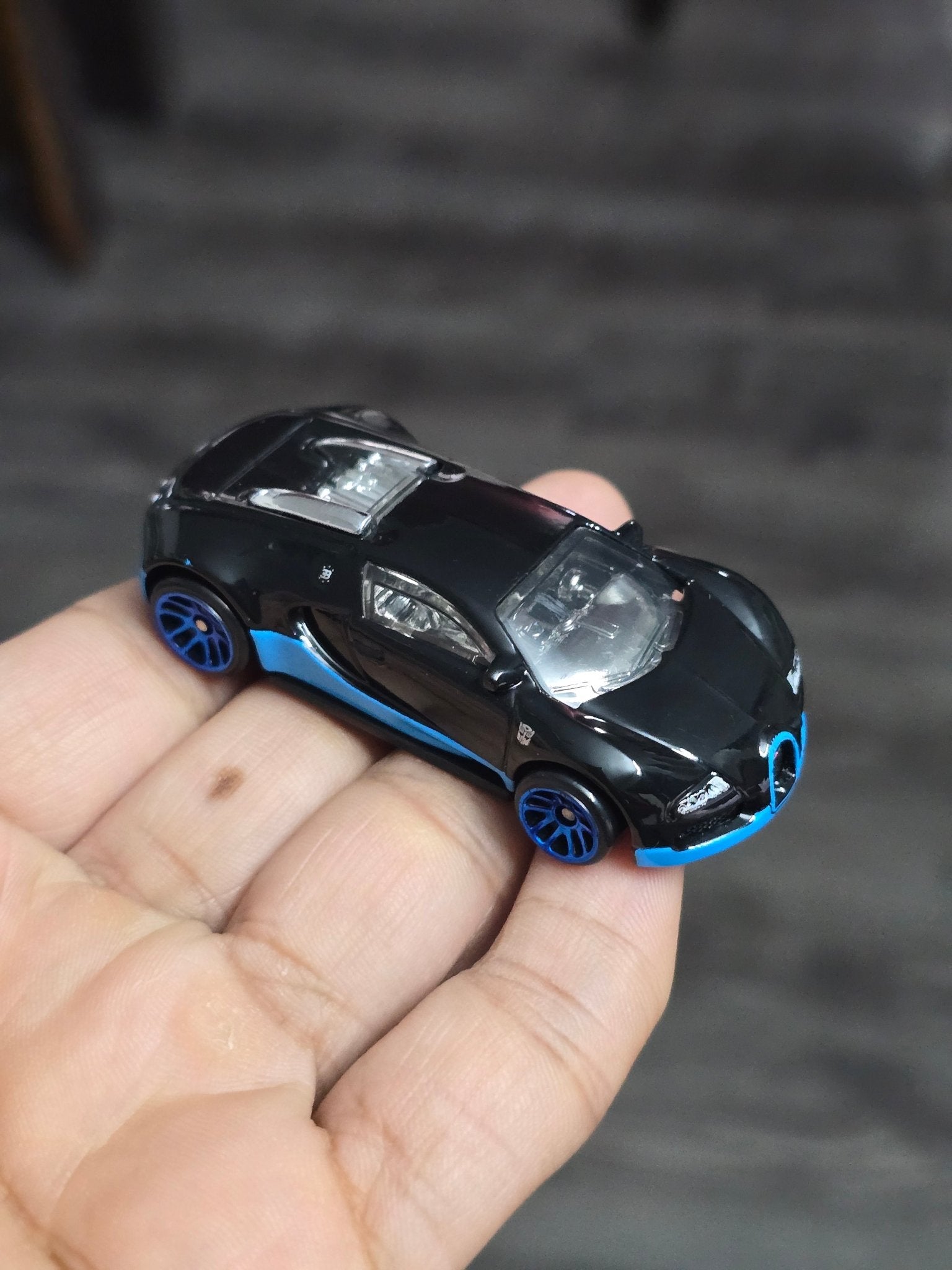 Hot Wheels Bugatti Veyron Transformers - Black (Uncarded - New) - Kinder Logs