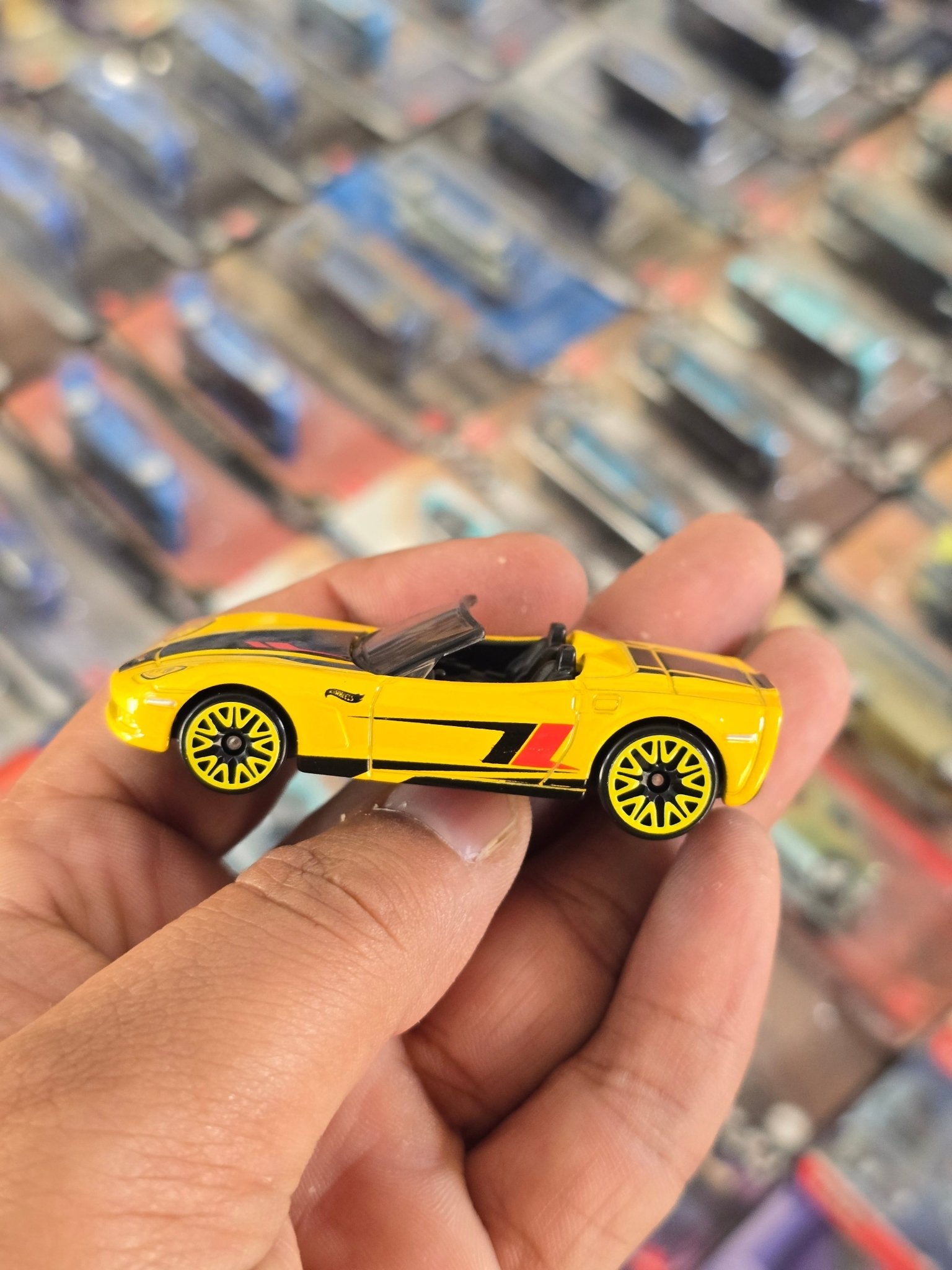Hot Wheels Chevrolet Corvette C6 - Yellow (Uncarded) - Kinder Logs