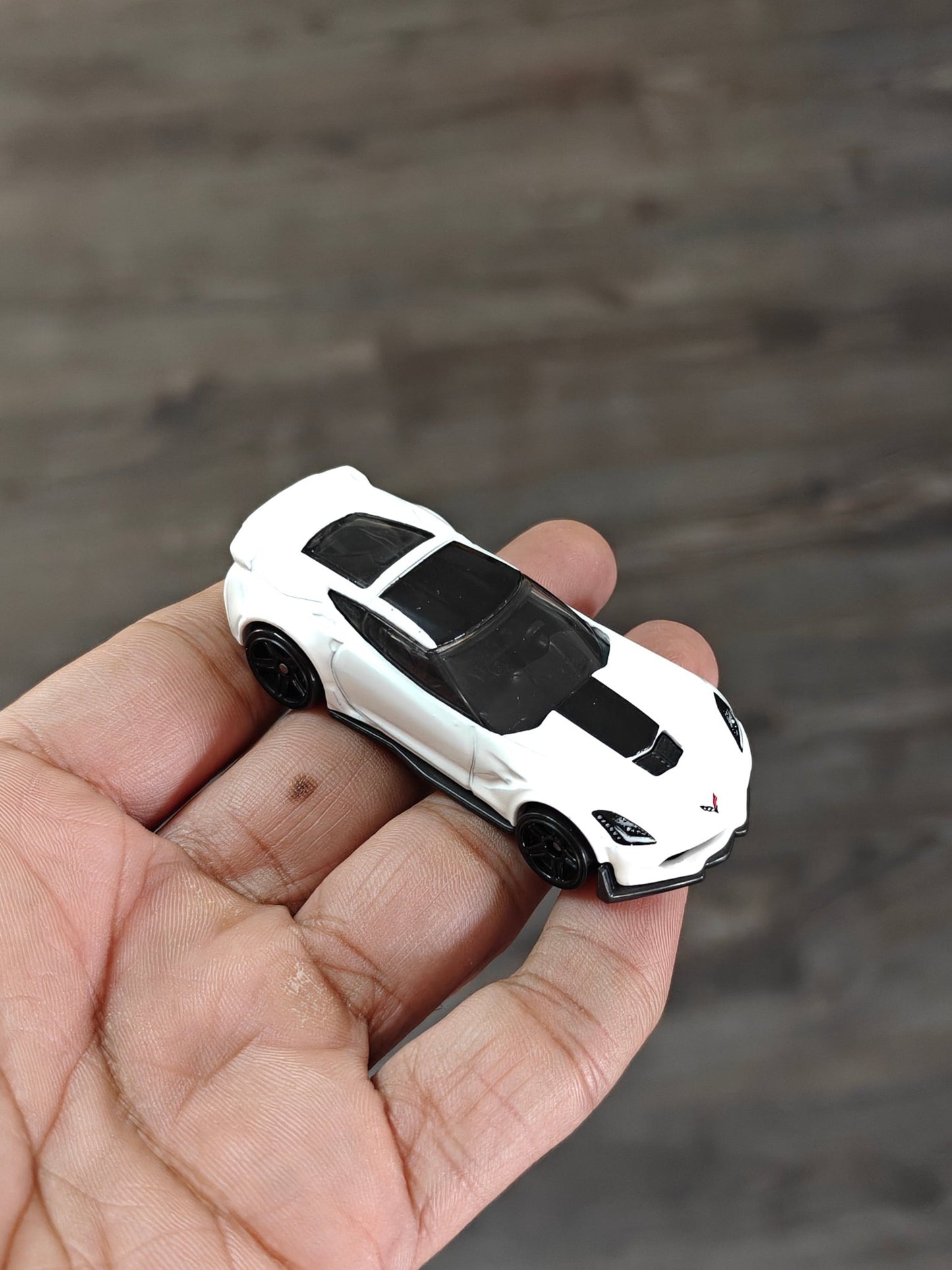 Hot Wheels Chevrolet Corvette C7 Z06 - White (Uncarded - New) - Kinder Logs