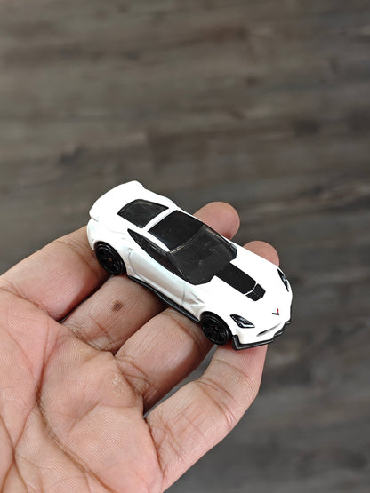 Hot Wheels Chevrolet Corvette C7 Z06 - White (Uncarded - New) - Kinder Logs