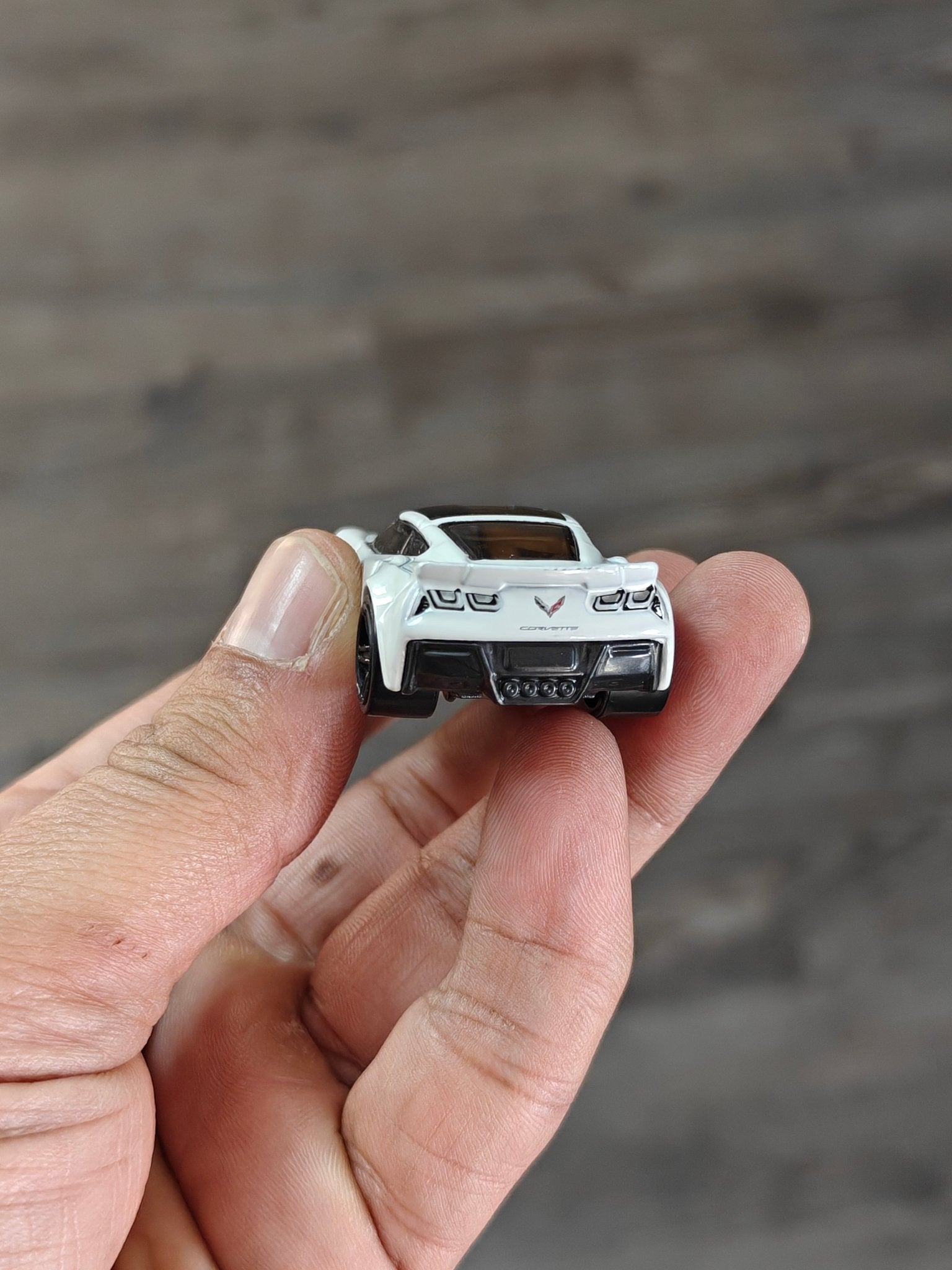 Hot Wheels Chevrolet Corvette C7 Z06 - White (Uncarded - New) - Kinder Logs