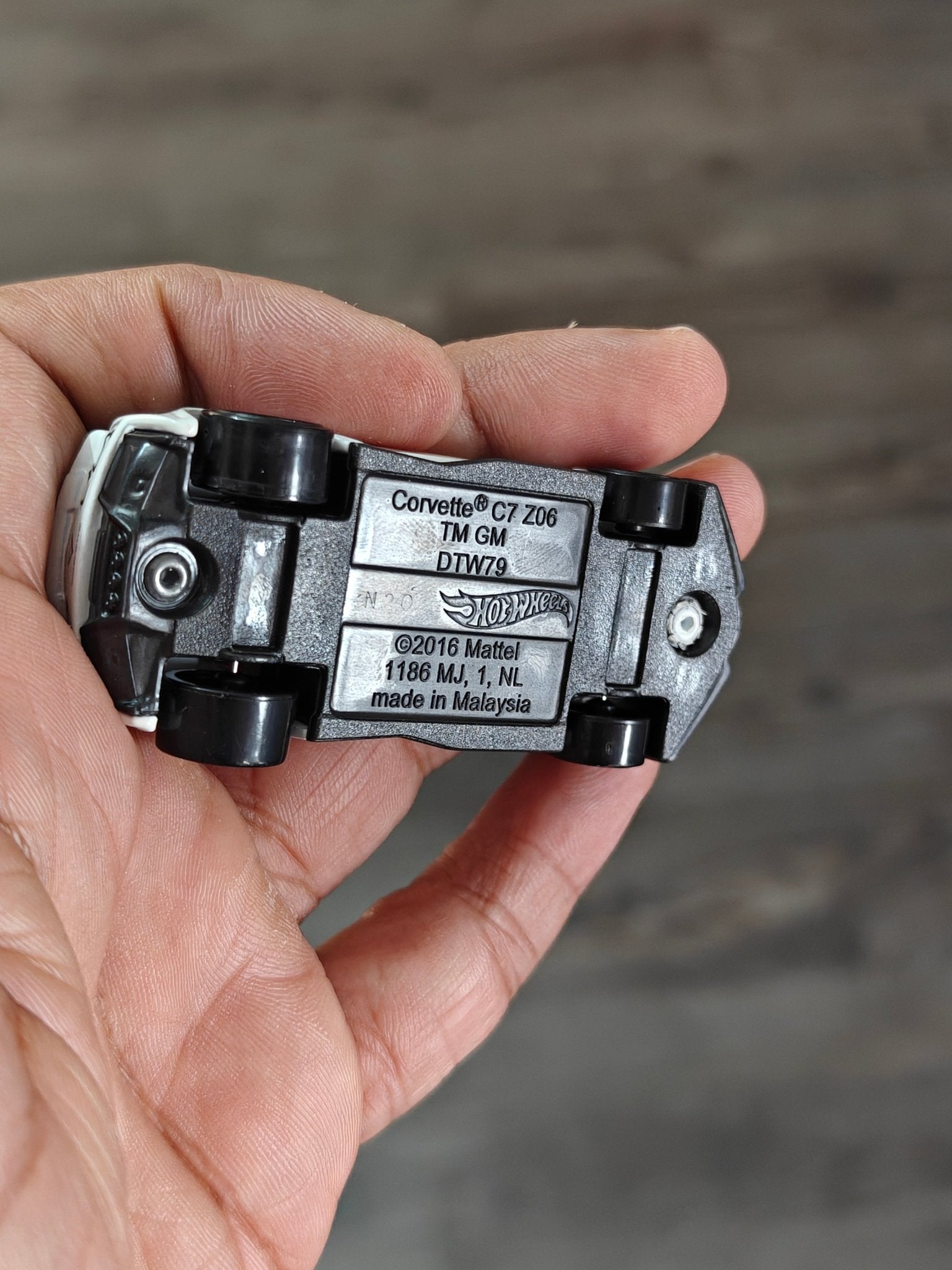 Hot Wheels Chevrolet Corvette C7 Z06 - White (Uncarded - New) - Kinder Logs