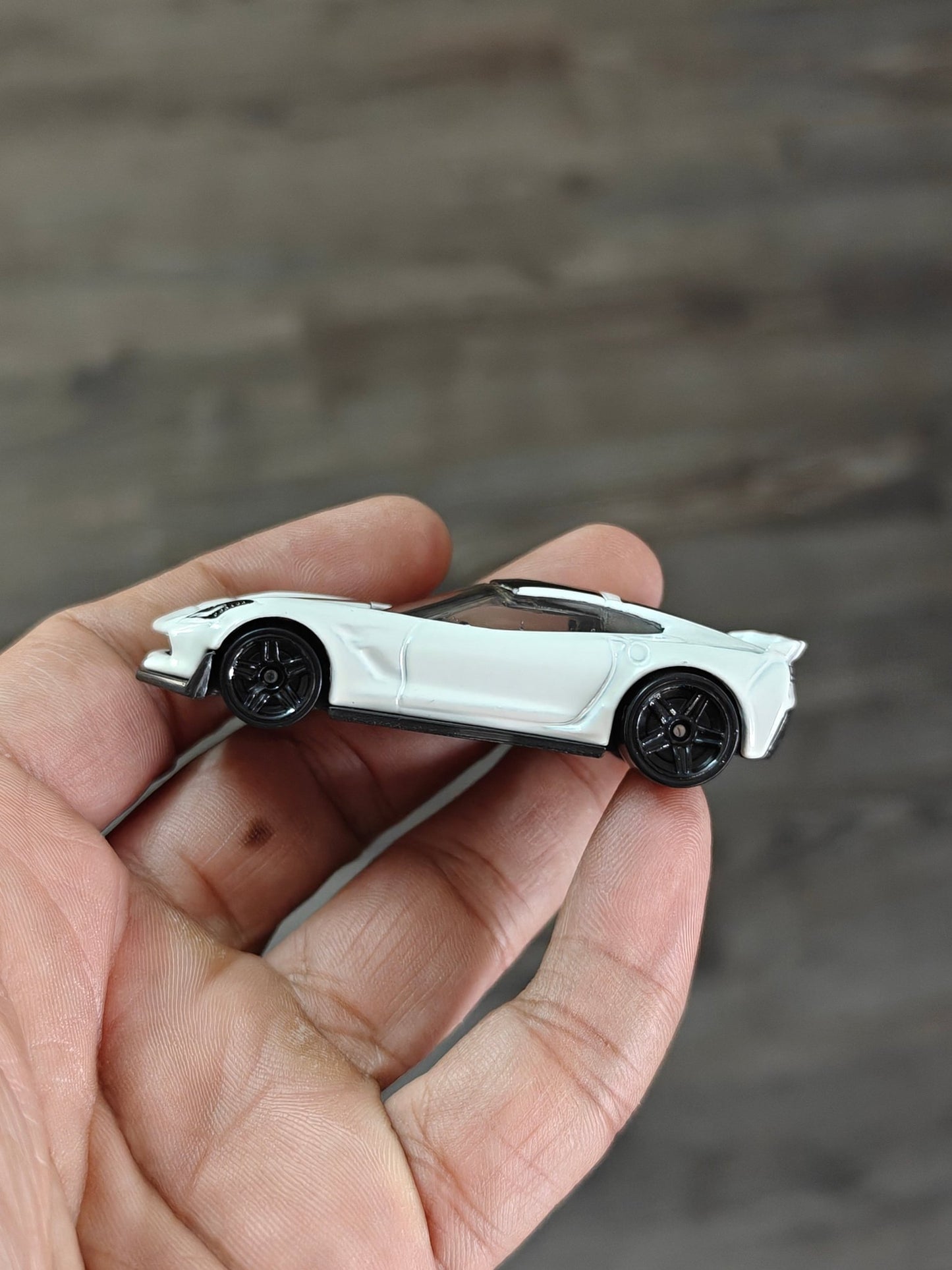 Hot Wheels Chevrolet Corvette C7 Z06 - White (Uncarded - New) - Kinder Logs