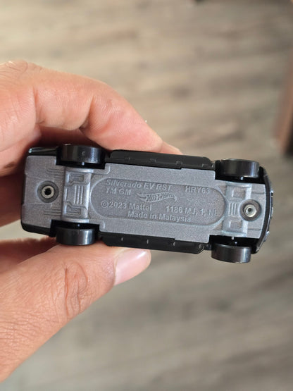 Hot Wheels Chevrolet Silverado EV RST - Black (Uncarded - New) - Kinder Logs