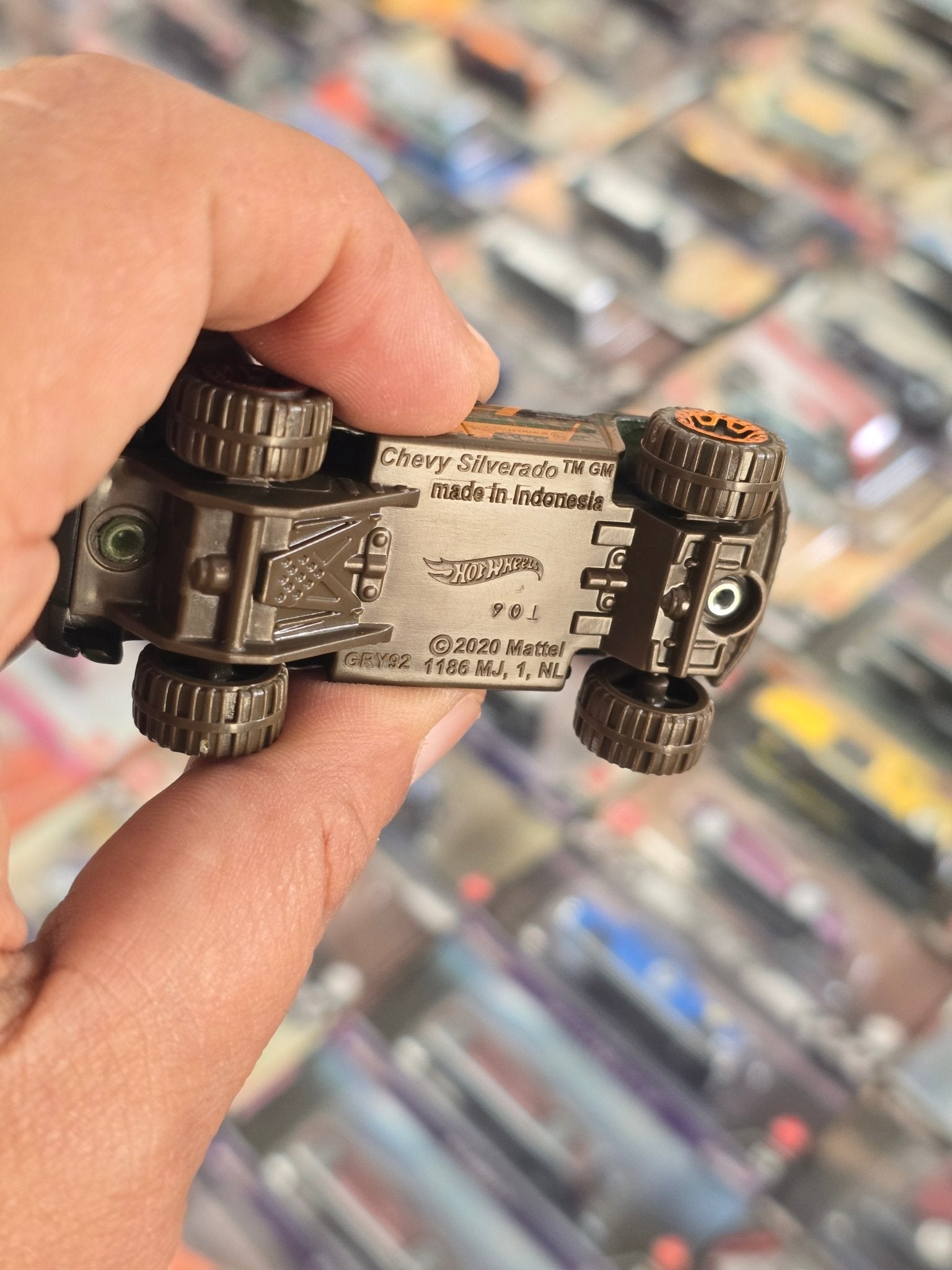 Hot Wheels Chevy Silverado Off - Road (Uncarded) - Kinder Logs