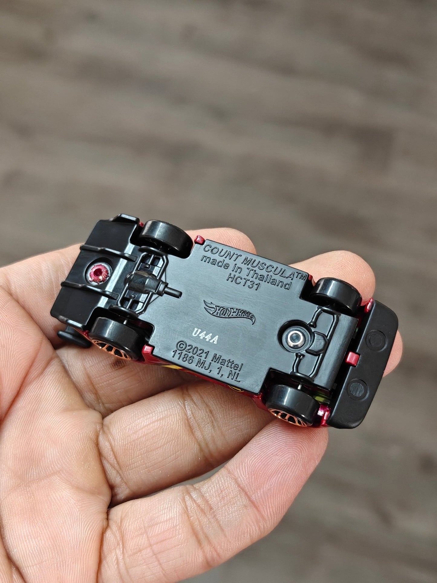 Hot Wheels Count Muscula - Batman Robin Edition (Uncarded - New) - Kinder Logs