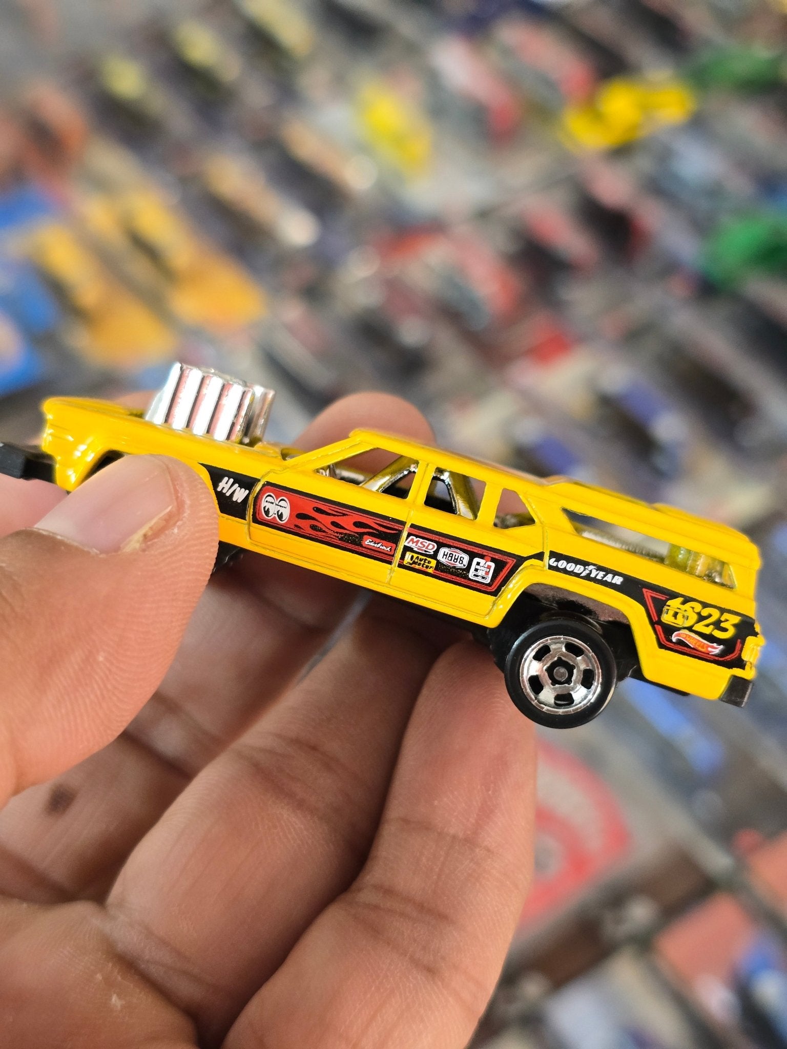 Hot Wheels Cruise Bruiser - Yellow (Uncarded) - Kinder Logs