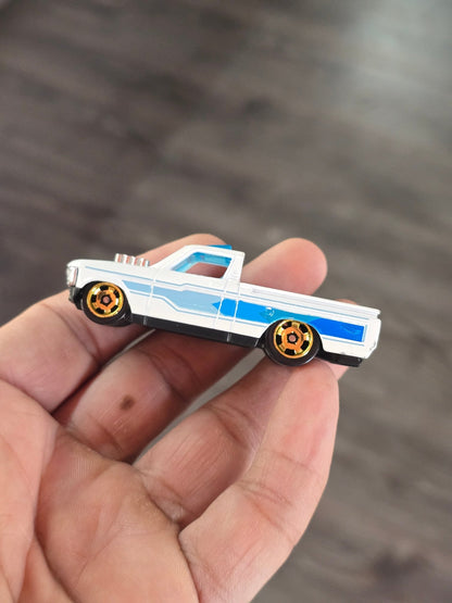Hot Wheels Custom 1972 Chevy LUV - White (Uncarded - New) - Kinder Logs