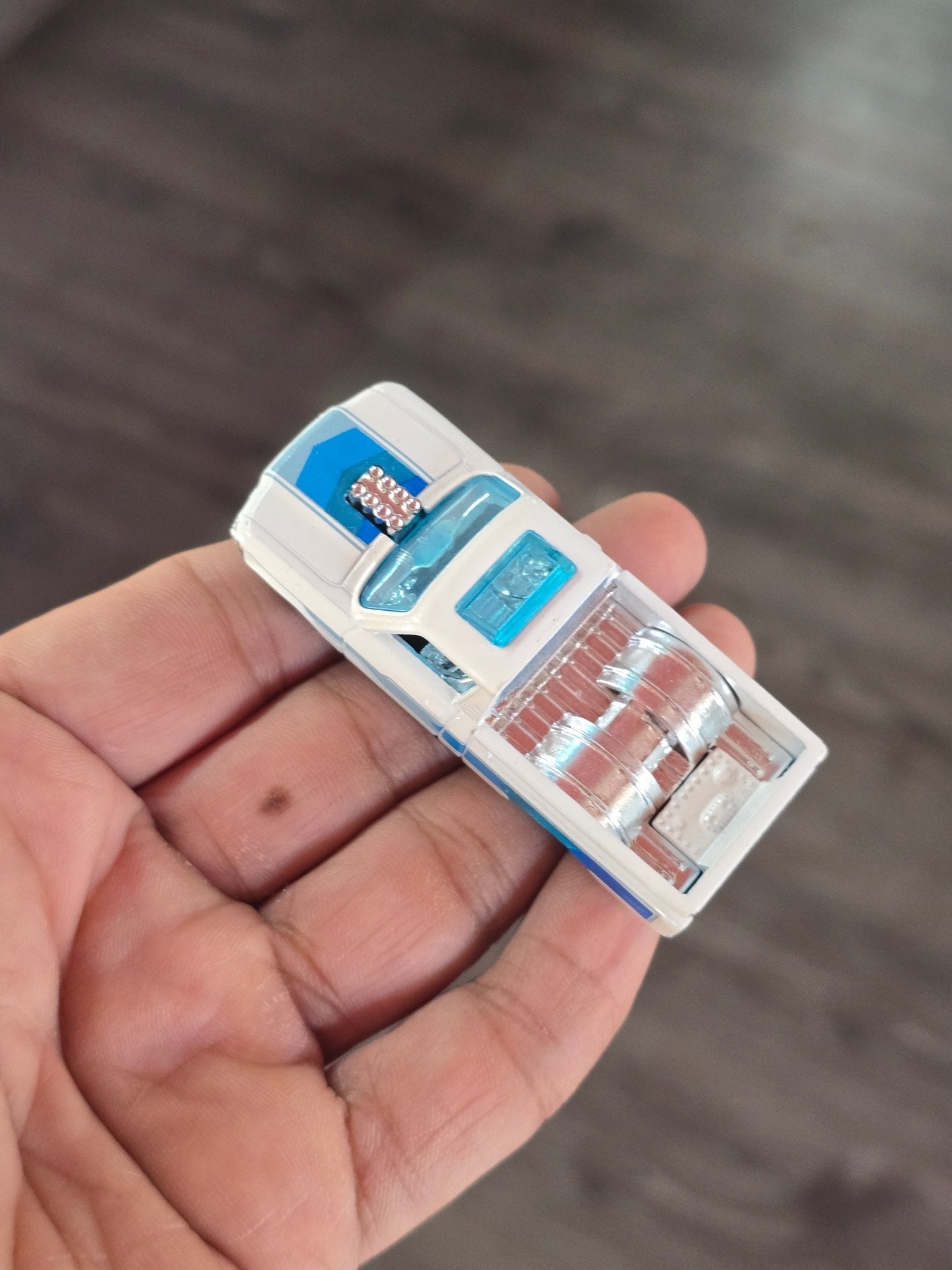 Hot Wheels Custom 1972 Chevy LUV - White (Uncarded - New) - Kinder Logs