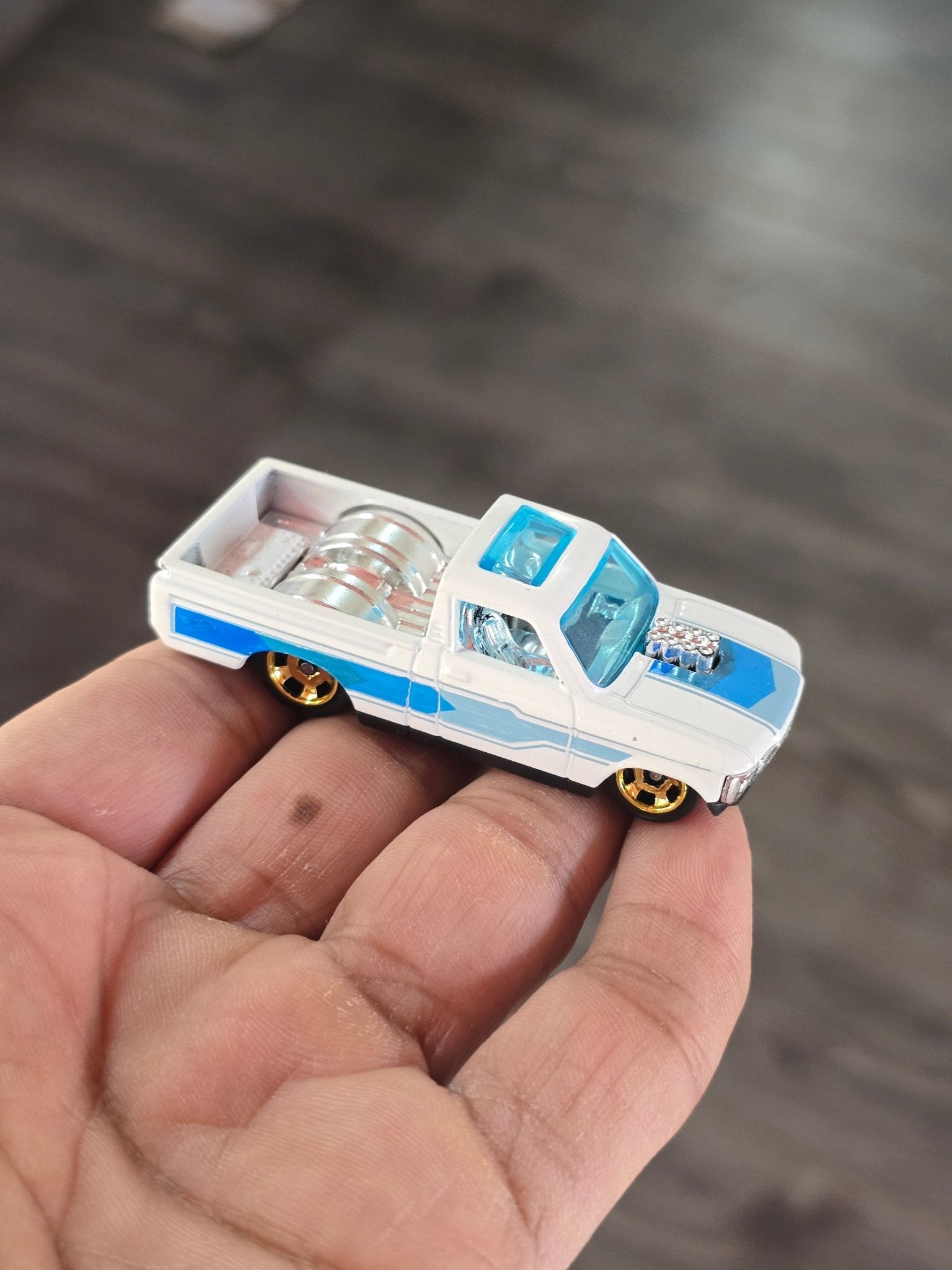 Hot Wheels Custom 1972 Chevy LUV - White (Uncarded - New) - Kinder Logs