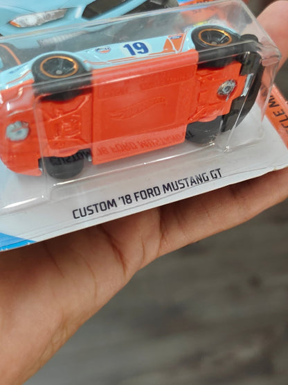 Hot Wheels Custom 2018 Ford Mustang GT Gulf Edition - Kinder Logs