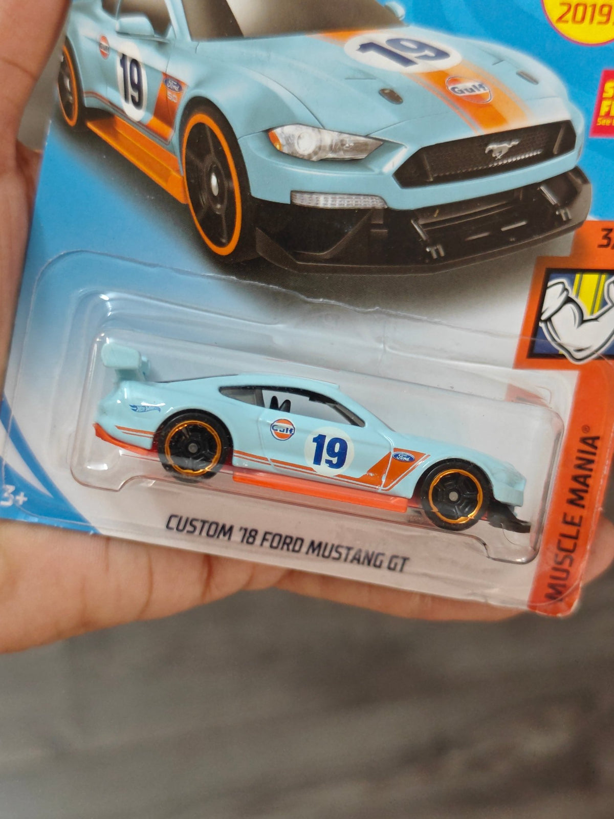 Hot Wheels Custom 2018 Ford Mustang GT Gulf Edition - Kinder Logs