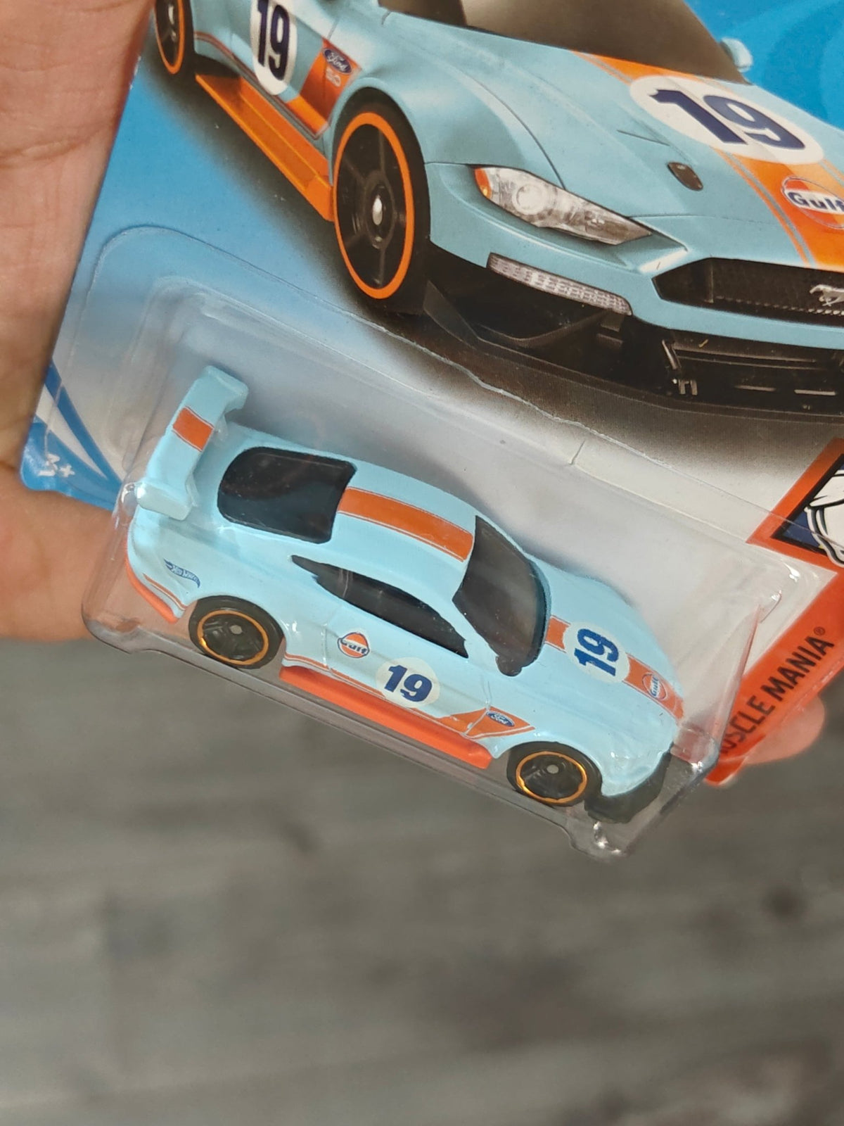 Hot Wheels Custom 2018 Ford Mustang GT Gulf Edition - Kinder Logs